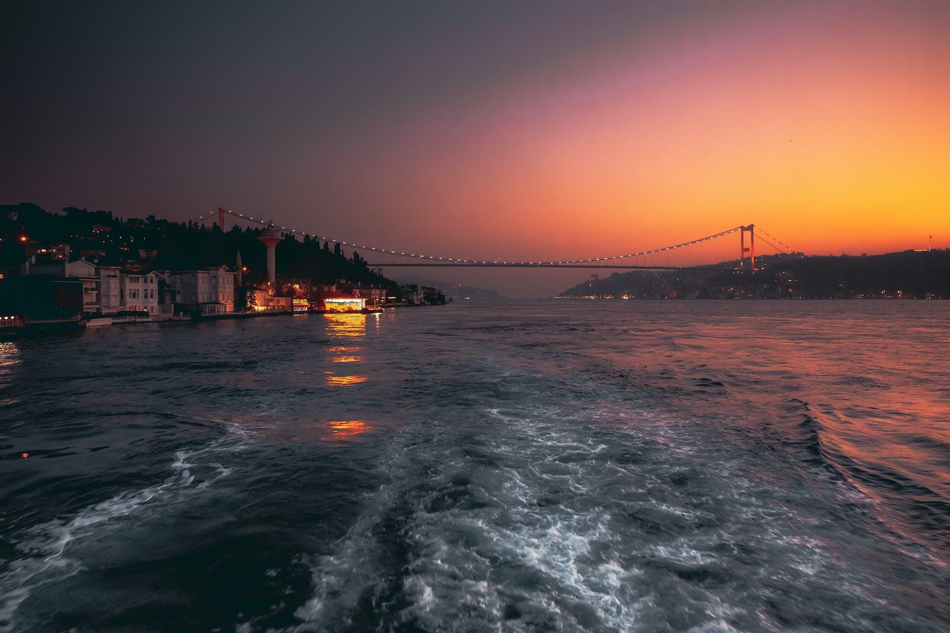 İstanbul'da günbatımı boğaz manzarası