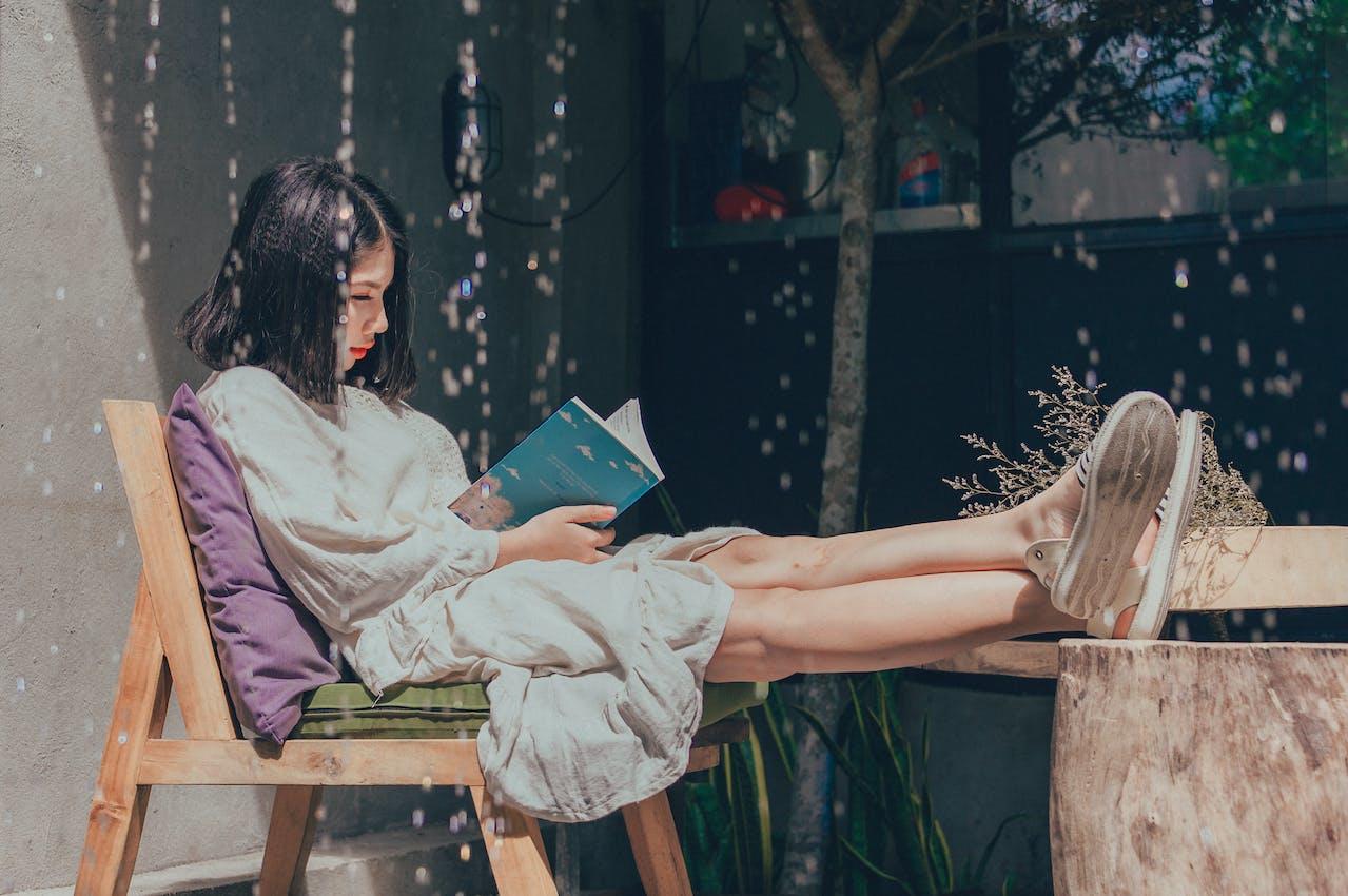 Kitap okuyan genç kız