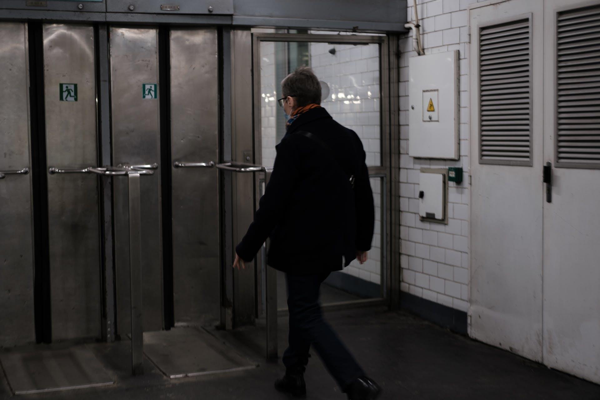 Gitmek yürüyen adam