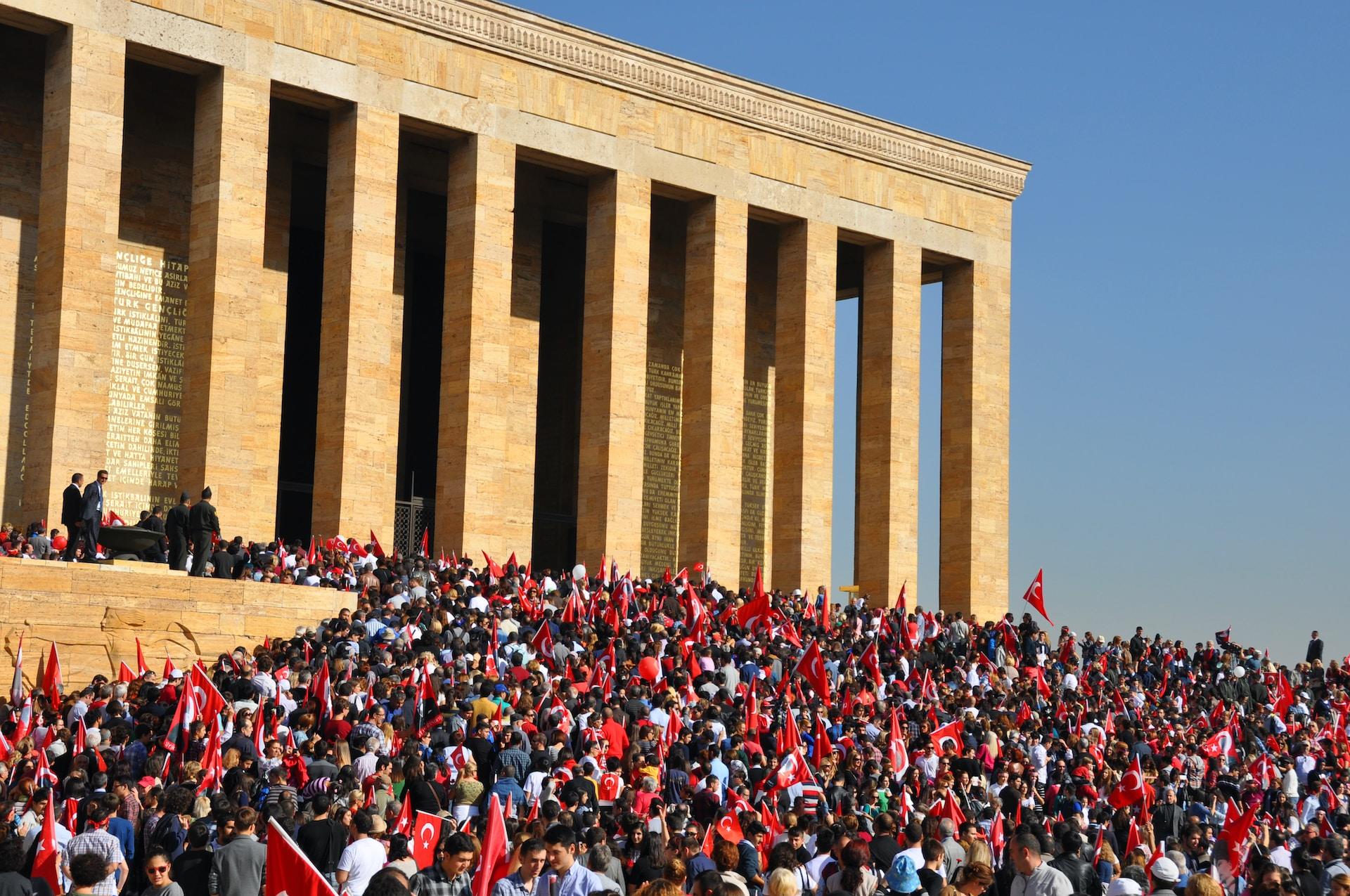 Anıtkabir önünde coşkulu kalabalık.