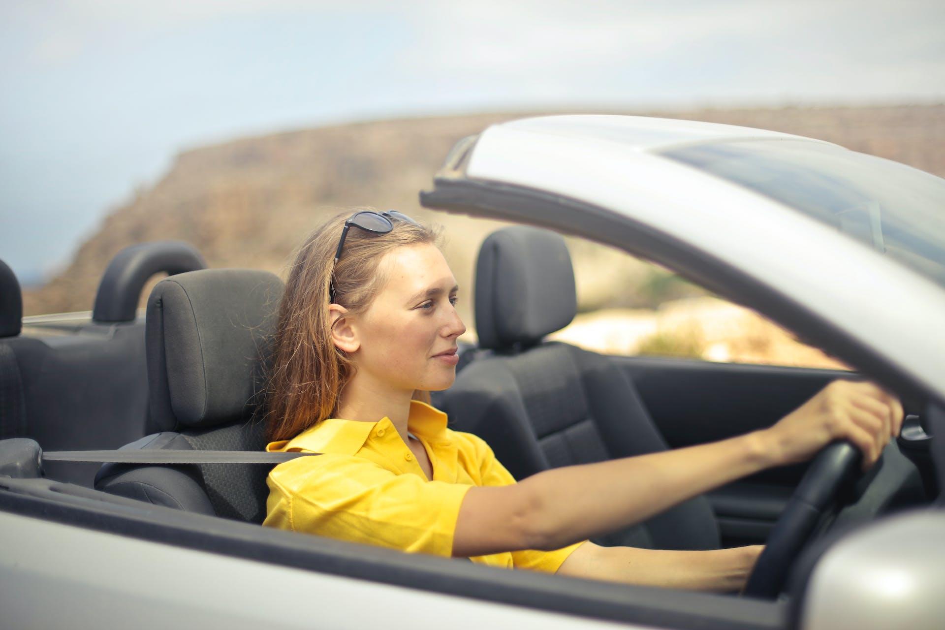 Sunroof araba kullanan kadın şoför