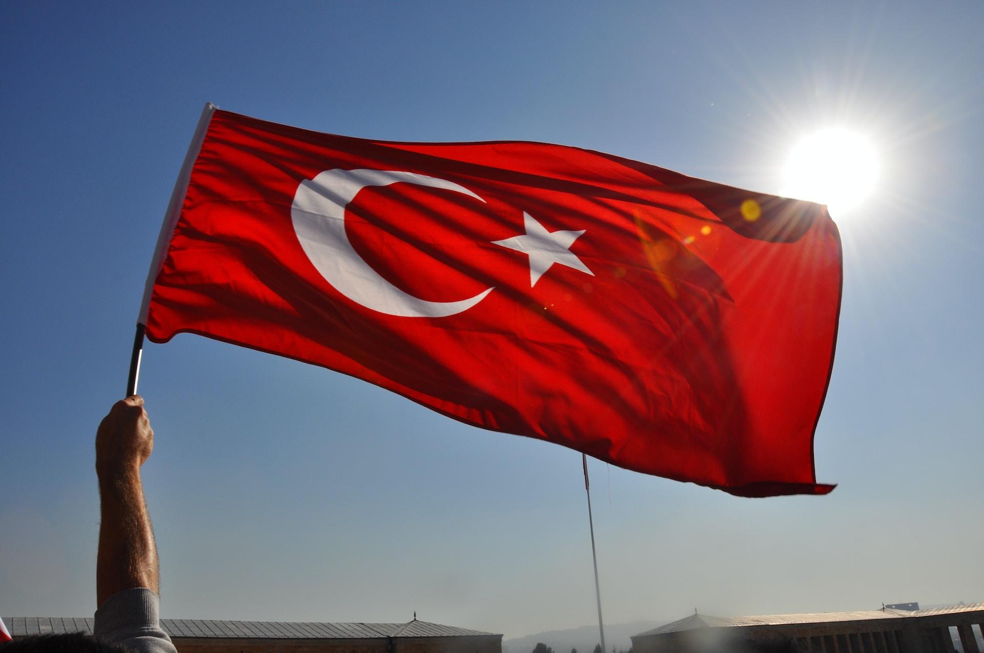Göklerde dalgalanan Türk bayrağı.