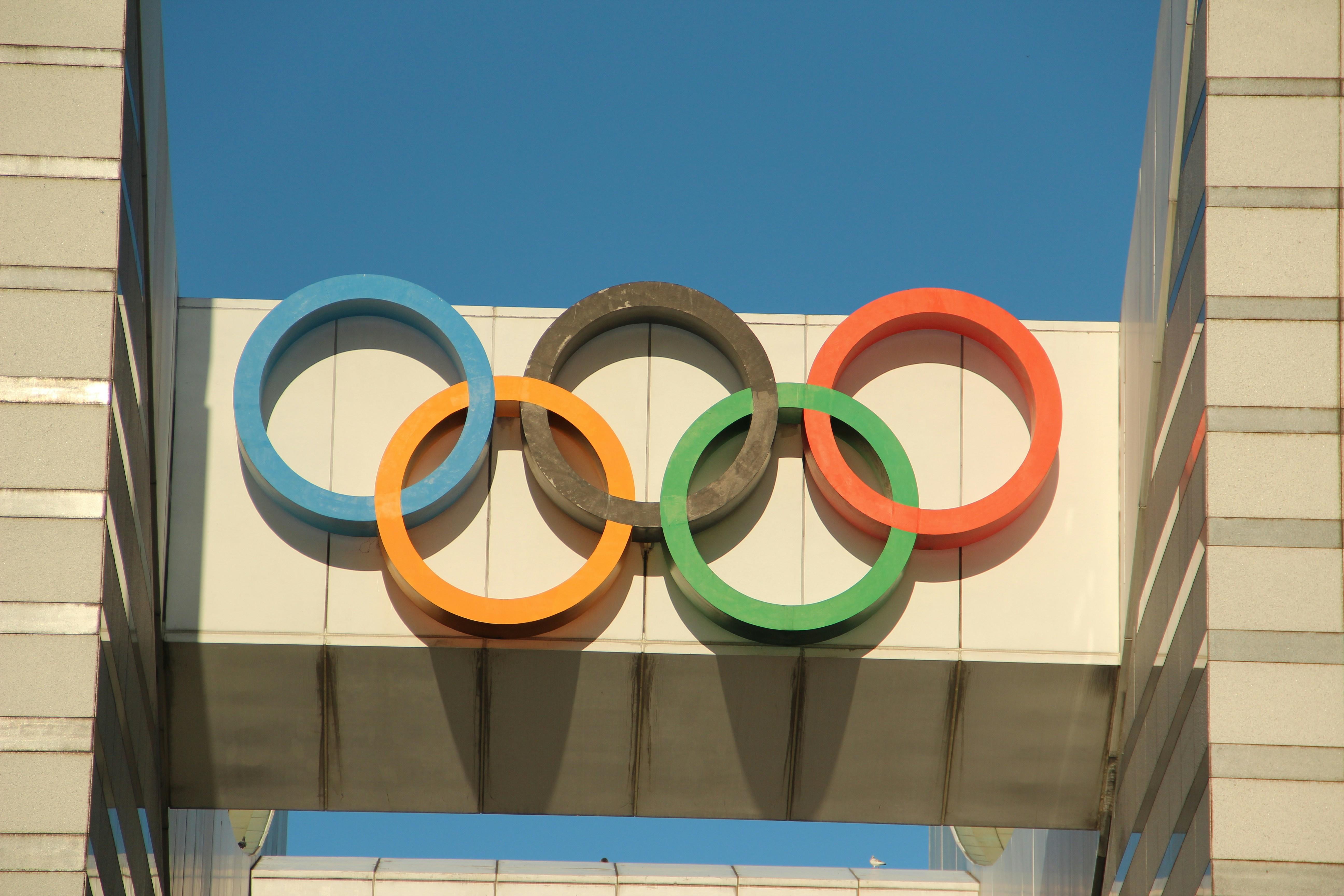 Binanın üstündeki Olimpiyat halkaları