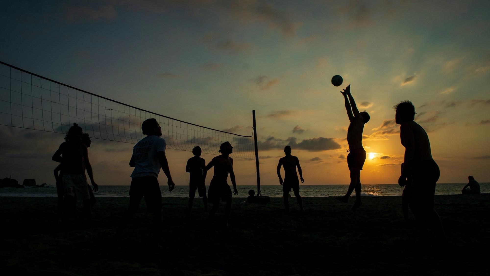 Plajda voleybol oynayan insanlar