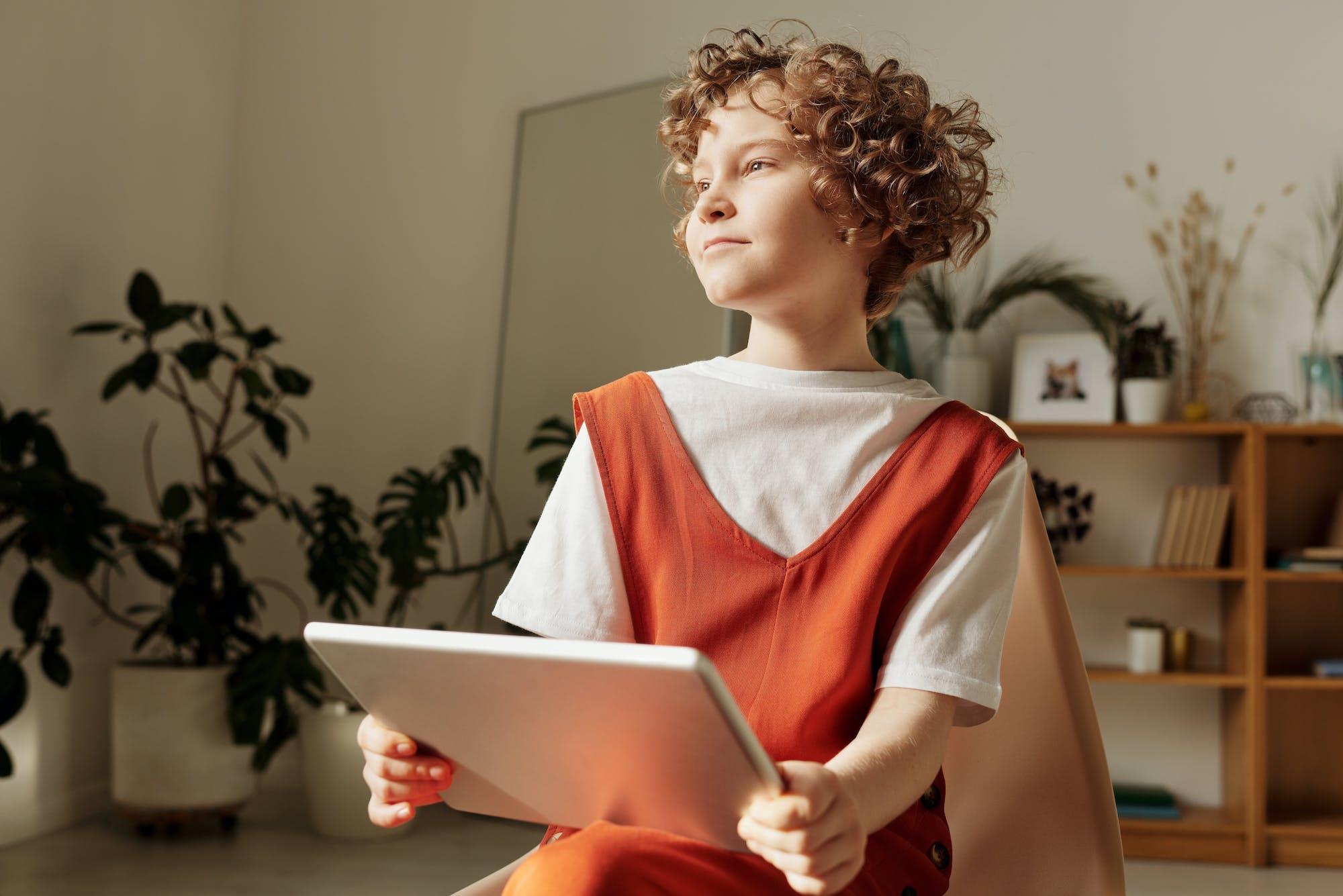 Elinde tablet tutan kız çocuğu