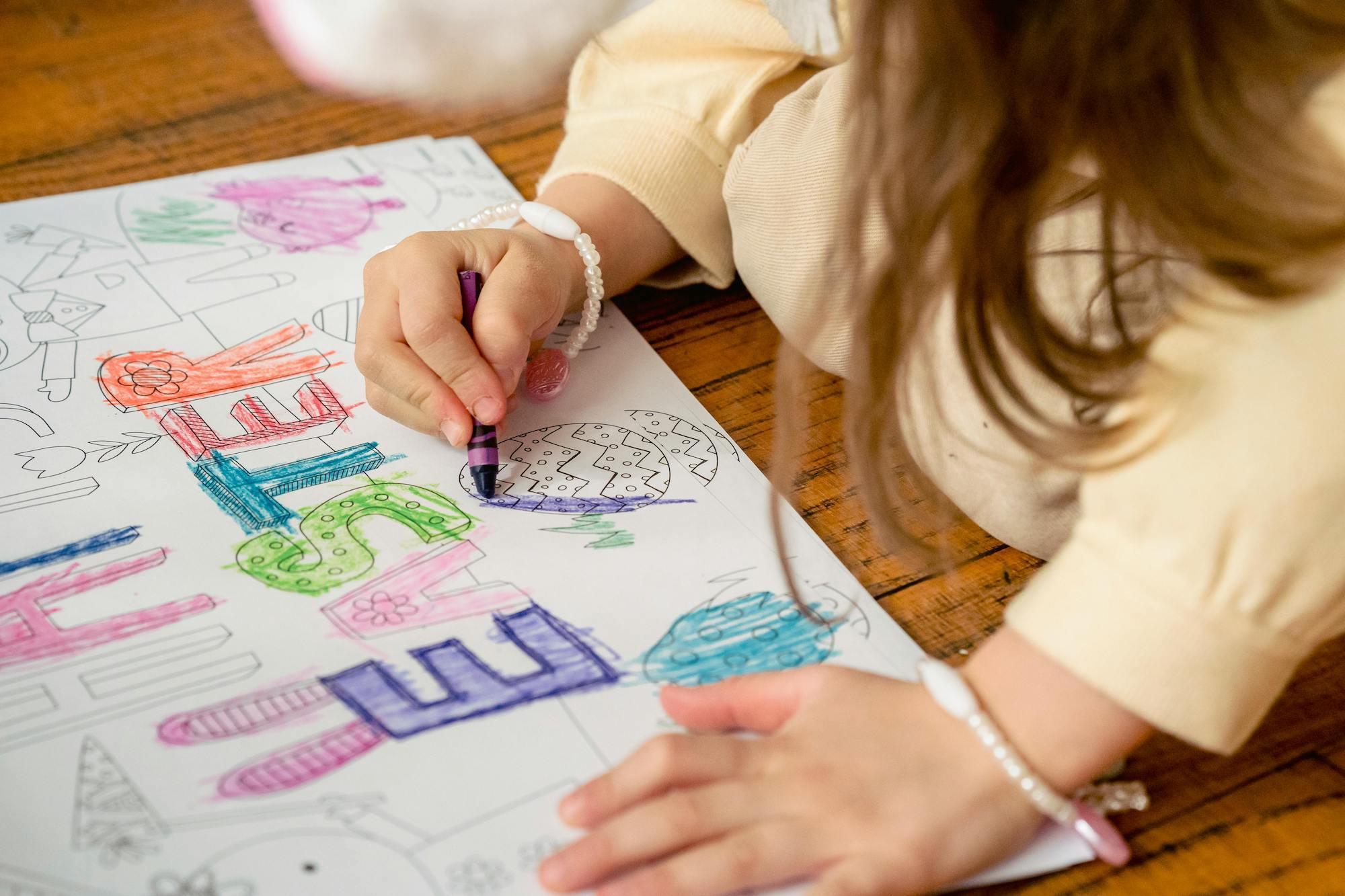 Boyama yapan kız çocuğu