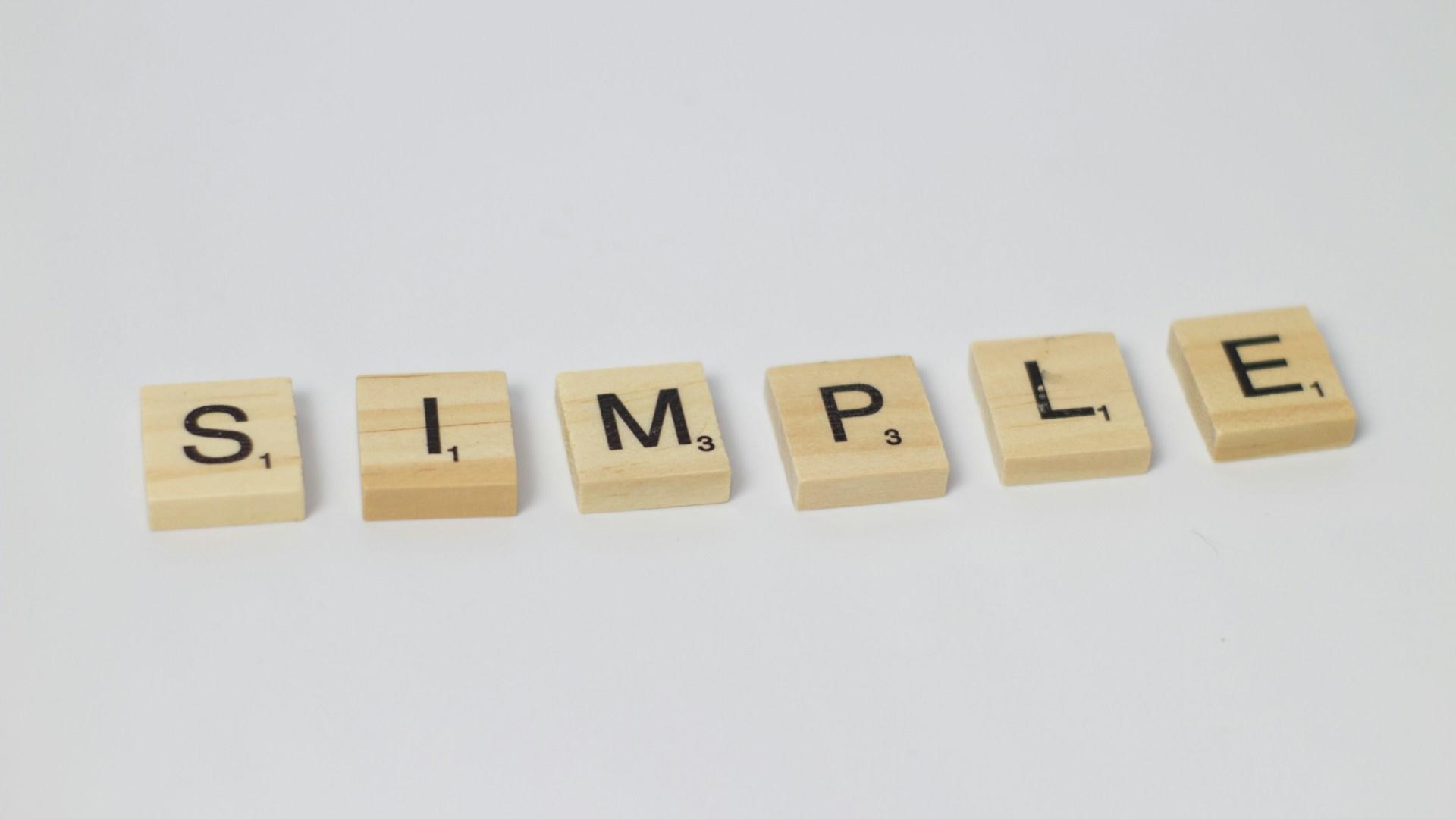"Simple" "Basit" yazan Scrabble taşları.