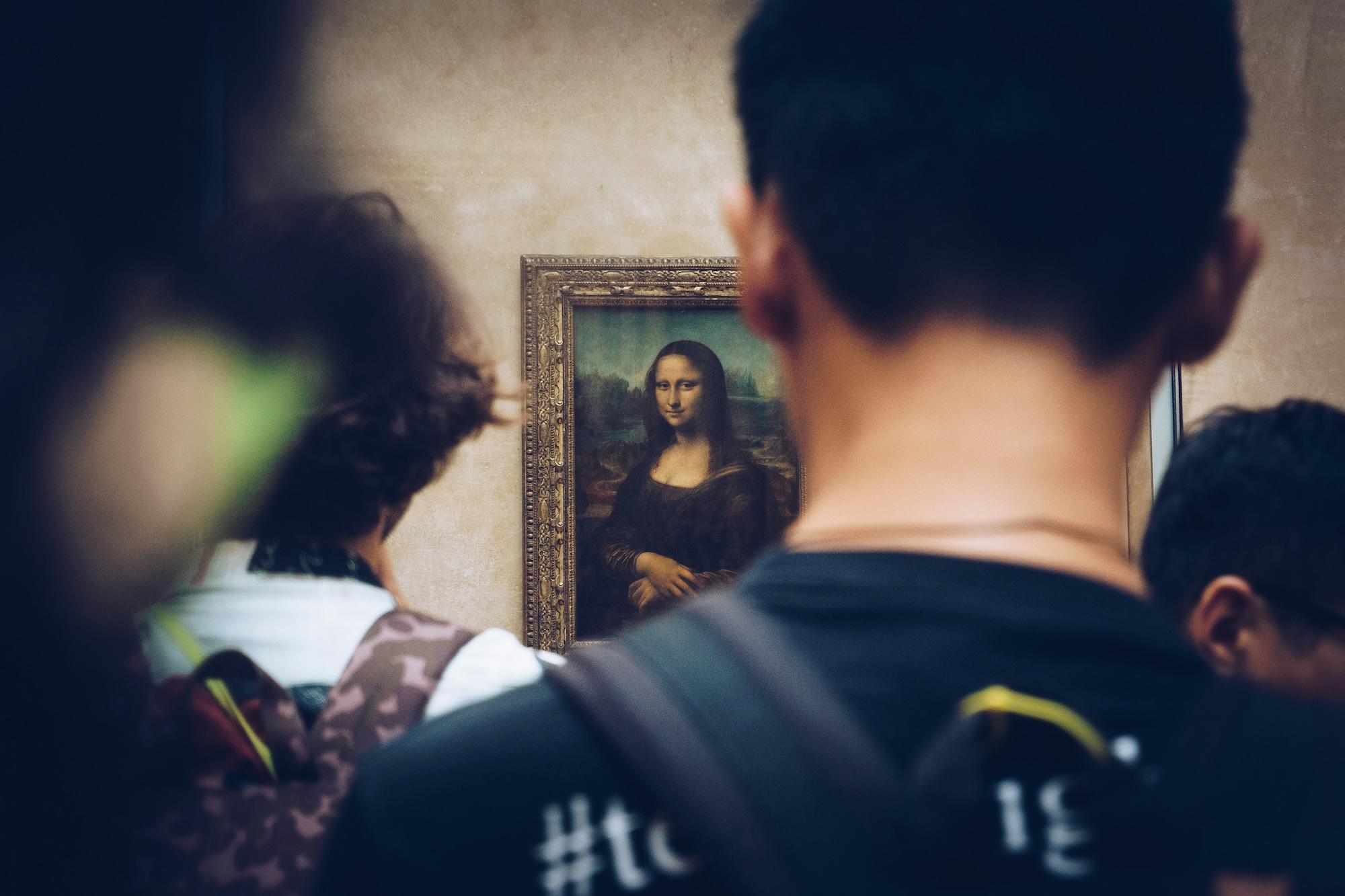 Kalabalığın arasından görünen Mona Lisa tablosu