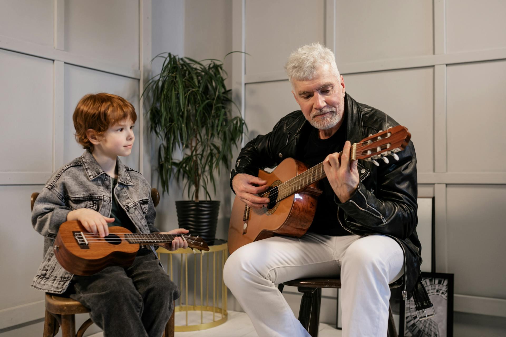 Gitar öğrenen öğretmen öğrenci