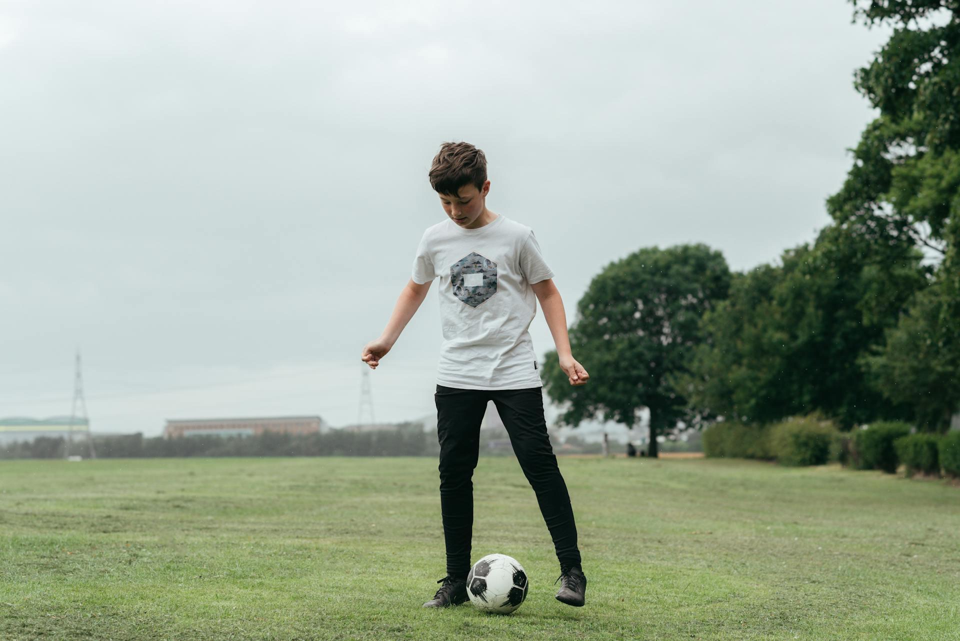 Futbol oynayan çocuk
