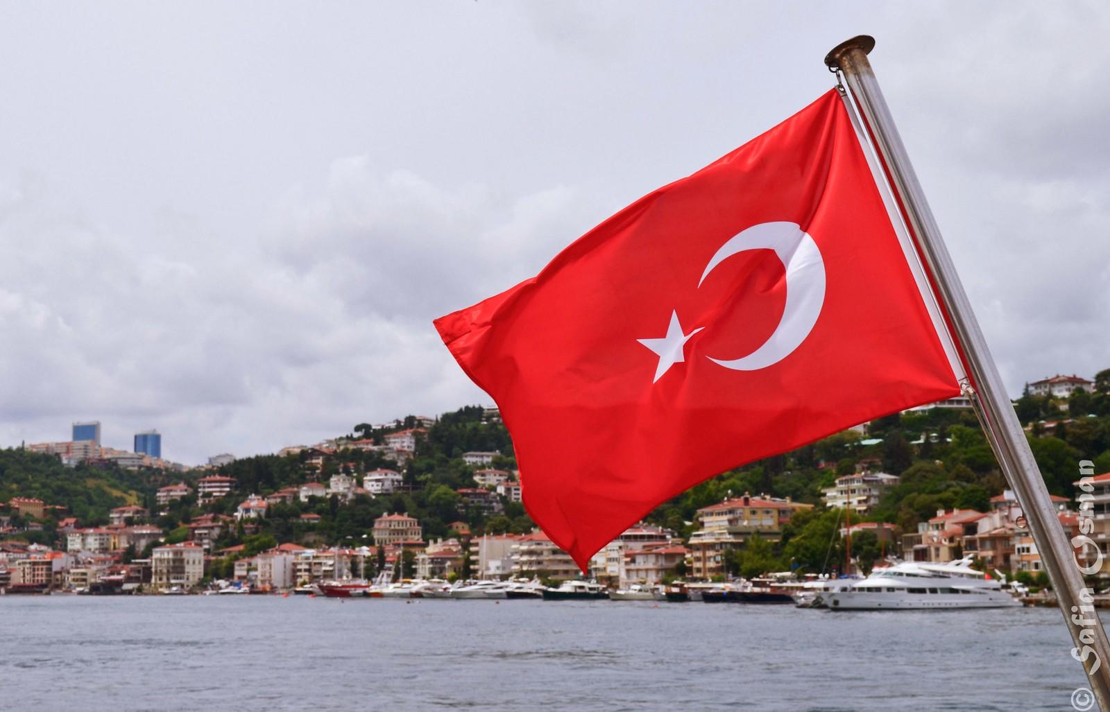 Boğaza karşı dalgalanan Türk bayrağı.