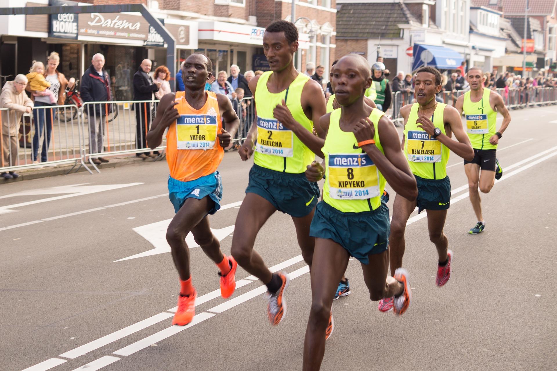 Afrikalı atletler maratonda.