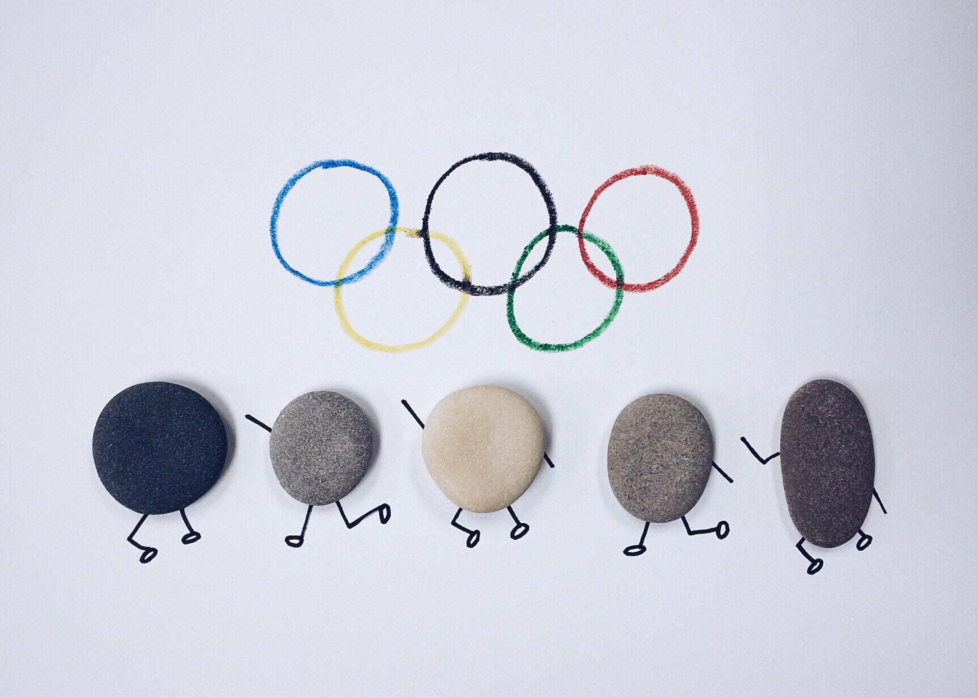 Olimpiyatta farklı milletler ve onları simgeleyen taşlar.