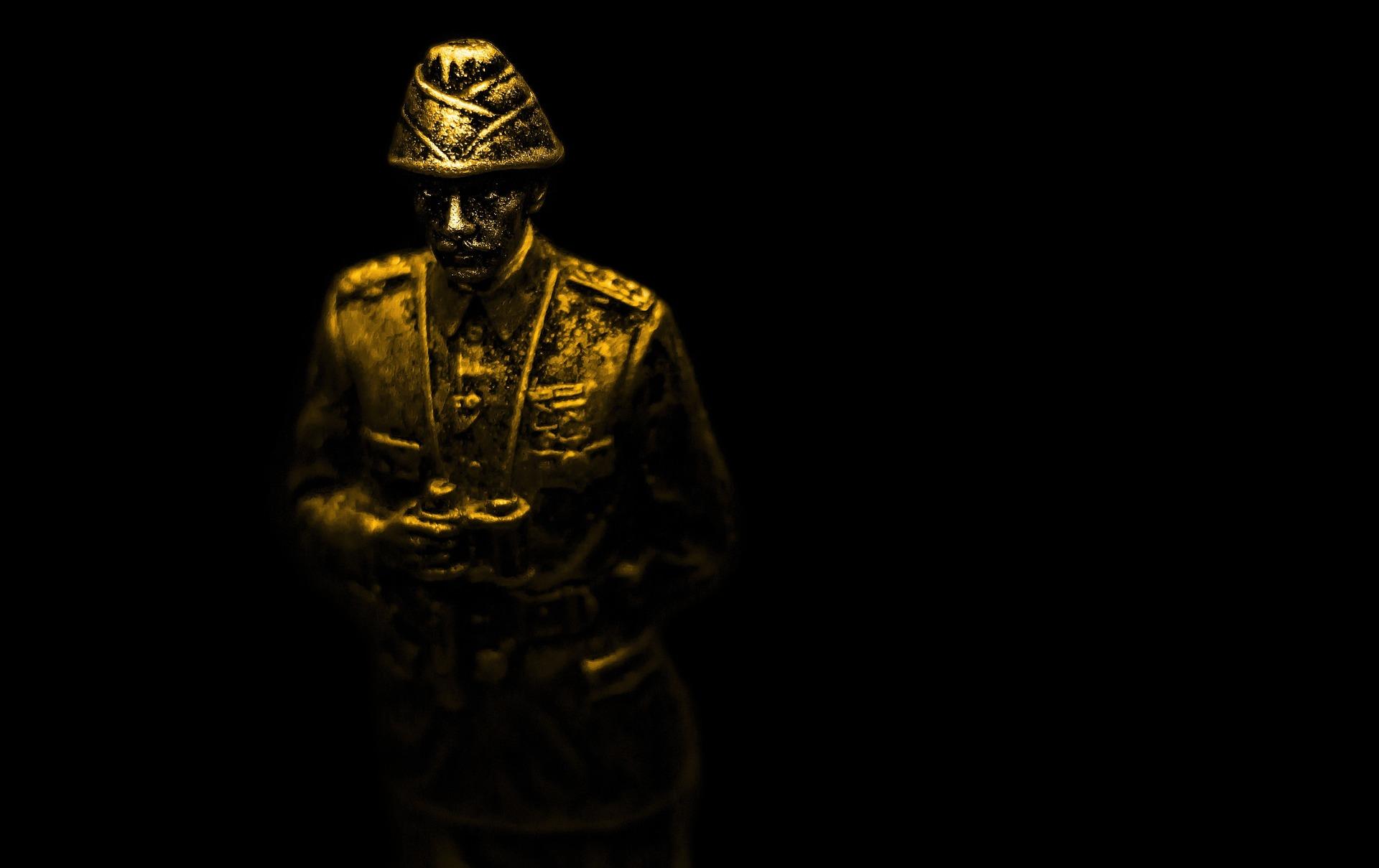 Atatürk'ün asker üniformalı bir heykeli.