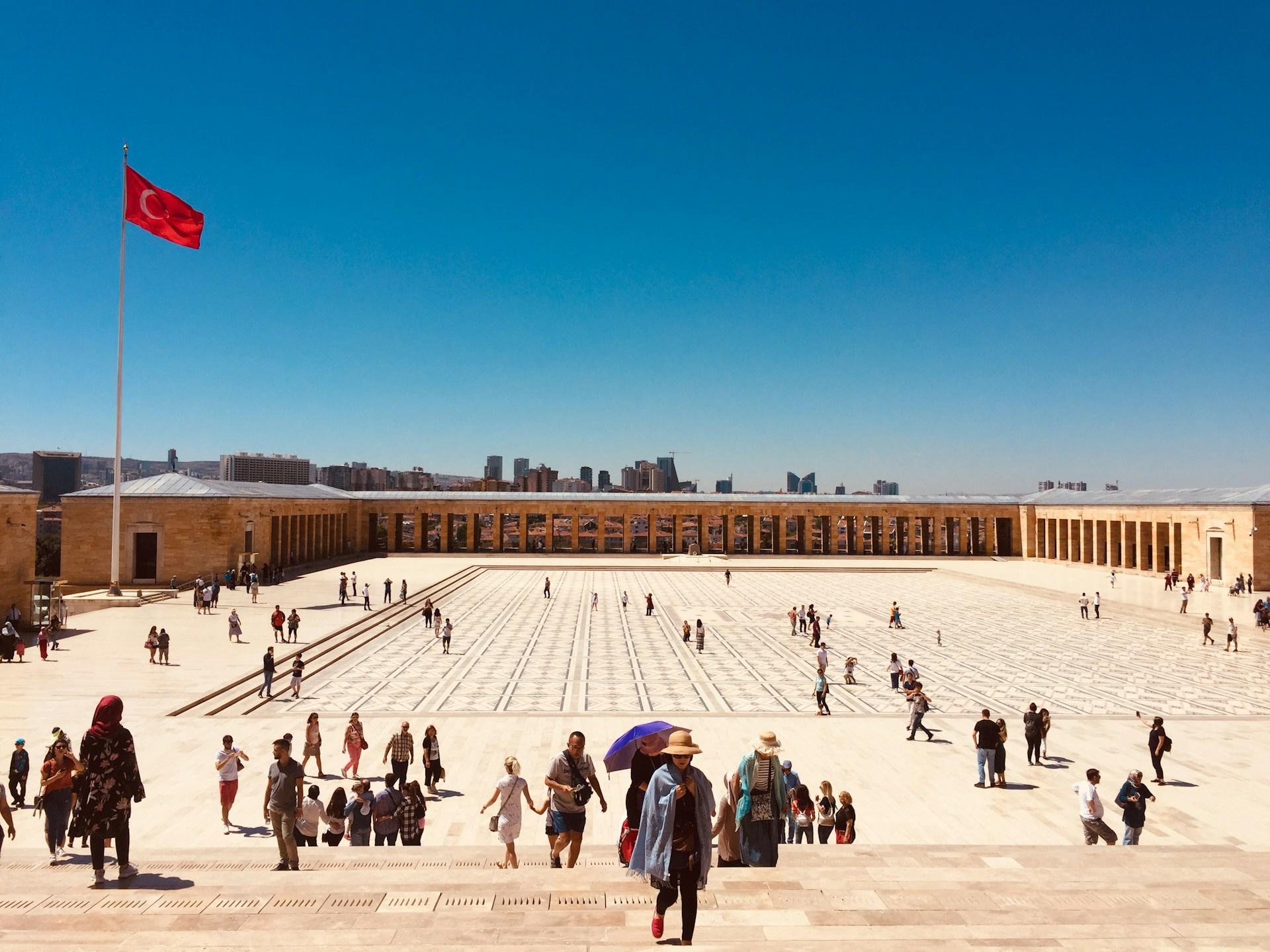Anıtkabir ve Türk bayrağı.