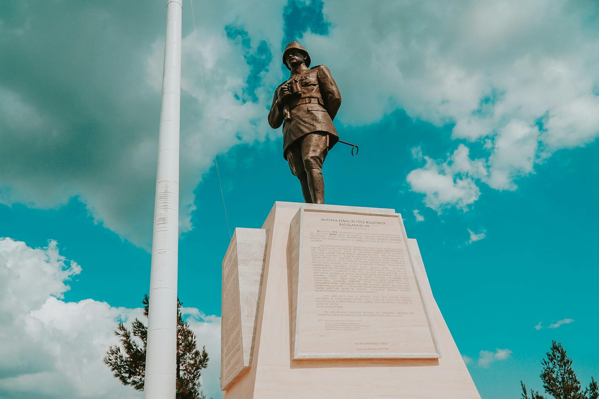 Türkiye Cumhuriyeti'nin kurucusu Mustafa Kemal Atatürk'ün heykeli.
