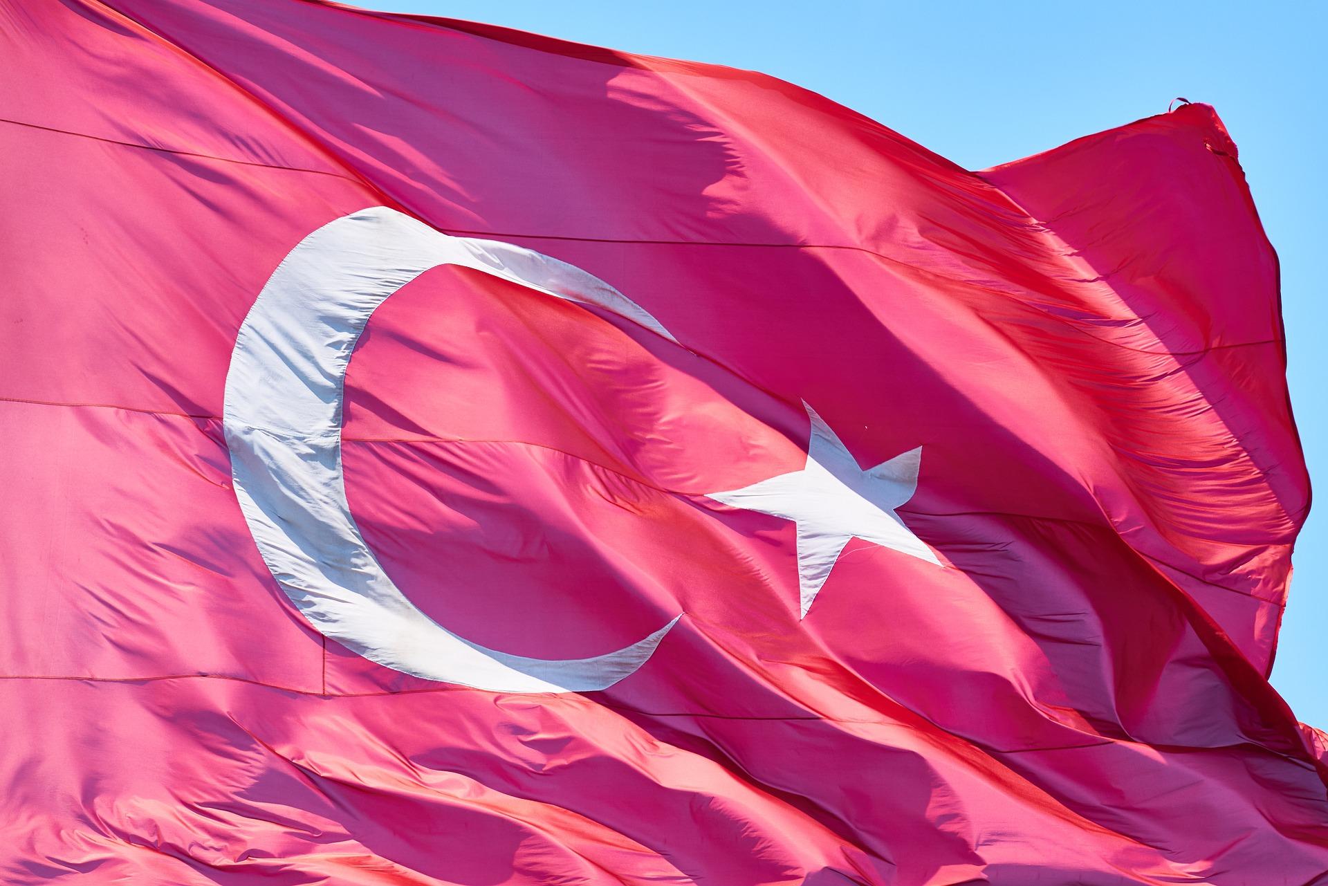 Dalgalanan Türk Bayrağı