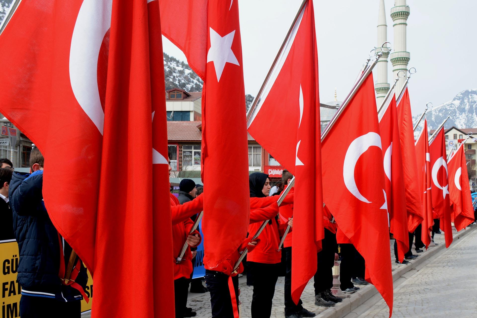 Resmi tören ve Türk bayrağı.