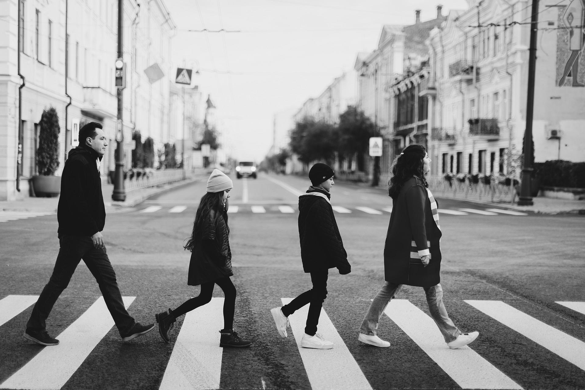 beatles yürüyüşü yapan aile
