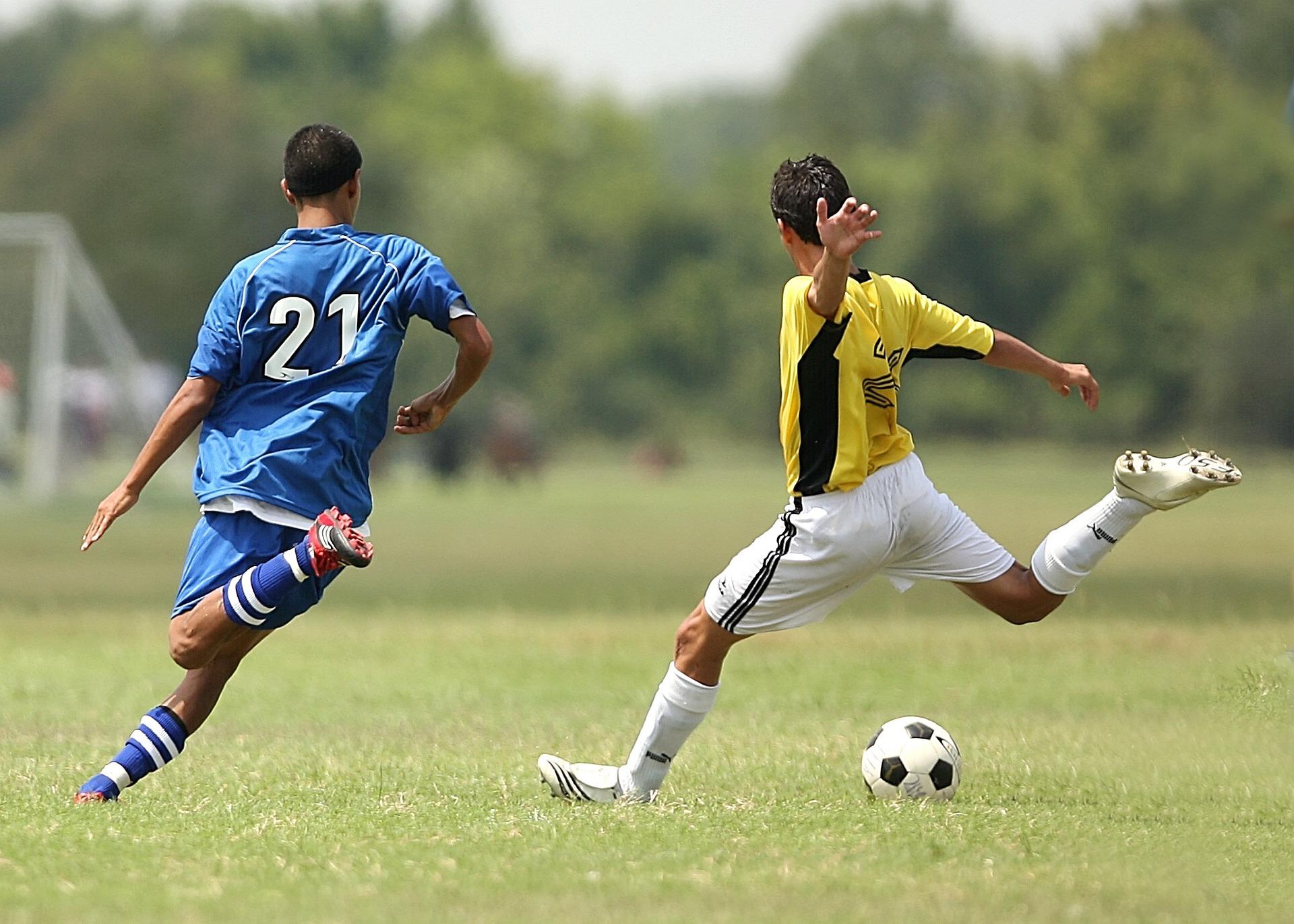 sert şut çeken bir futbolcu