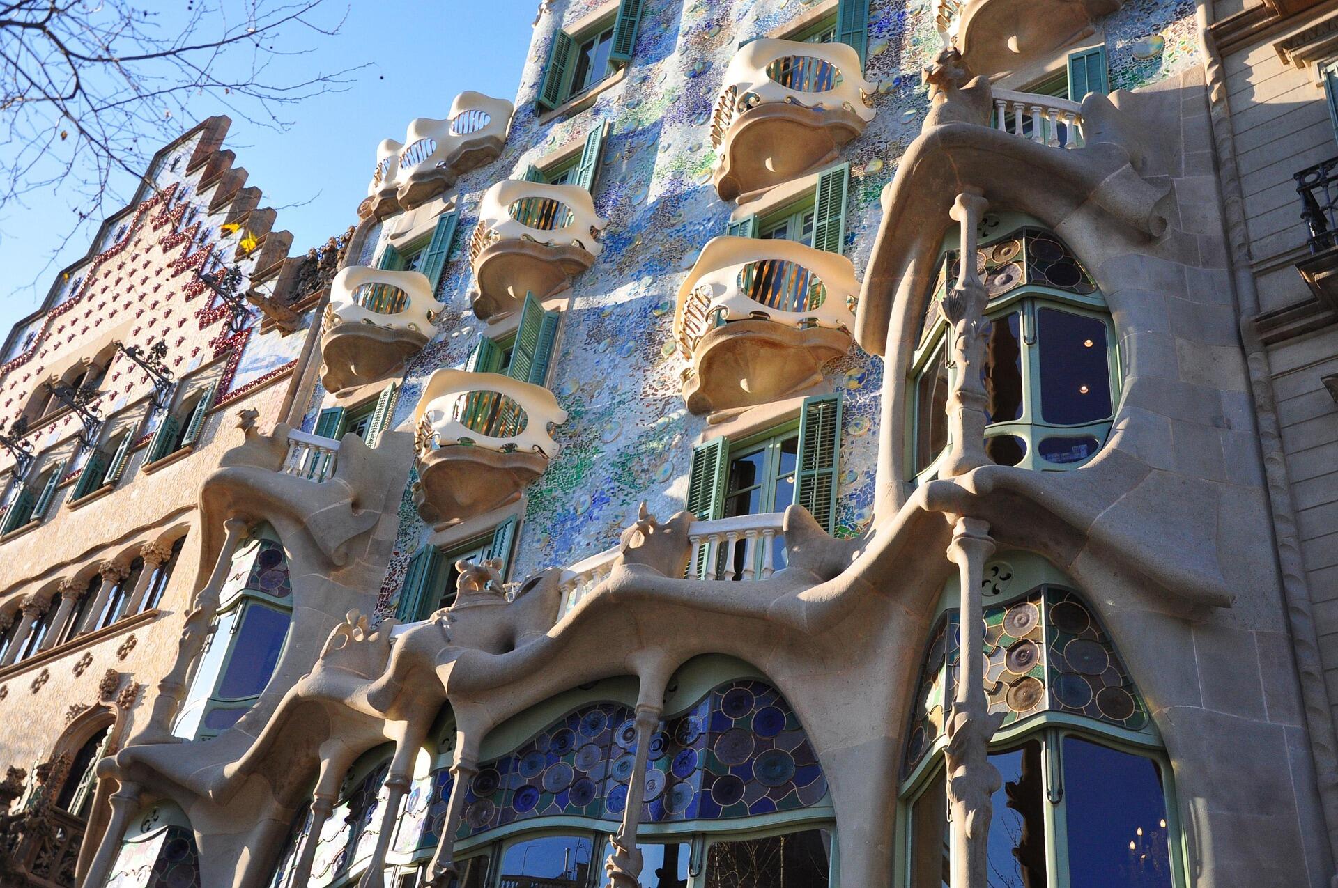 Barselona’da Antoni Gaudí’nin modernist mimari eseri Casa Batlló’nun renkli mozaiklerle kaplı dalgalı cephesi ve balkonları
