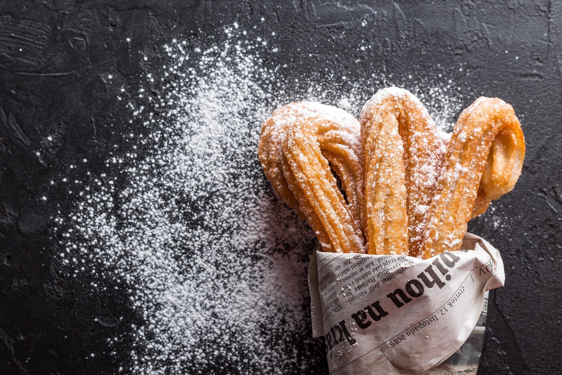 Kızarmış Hamur çubukları olan bir churros yemeği