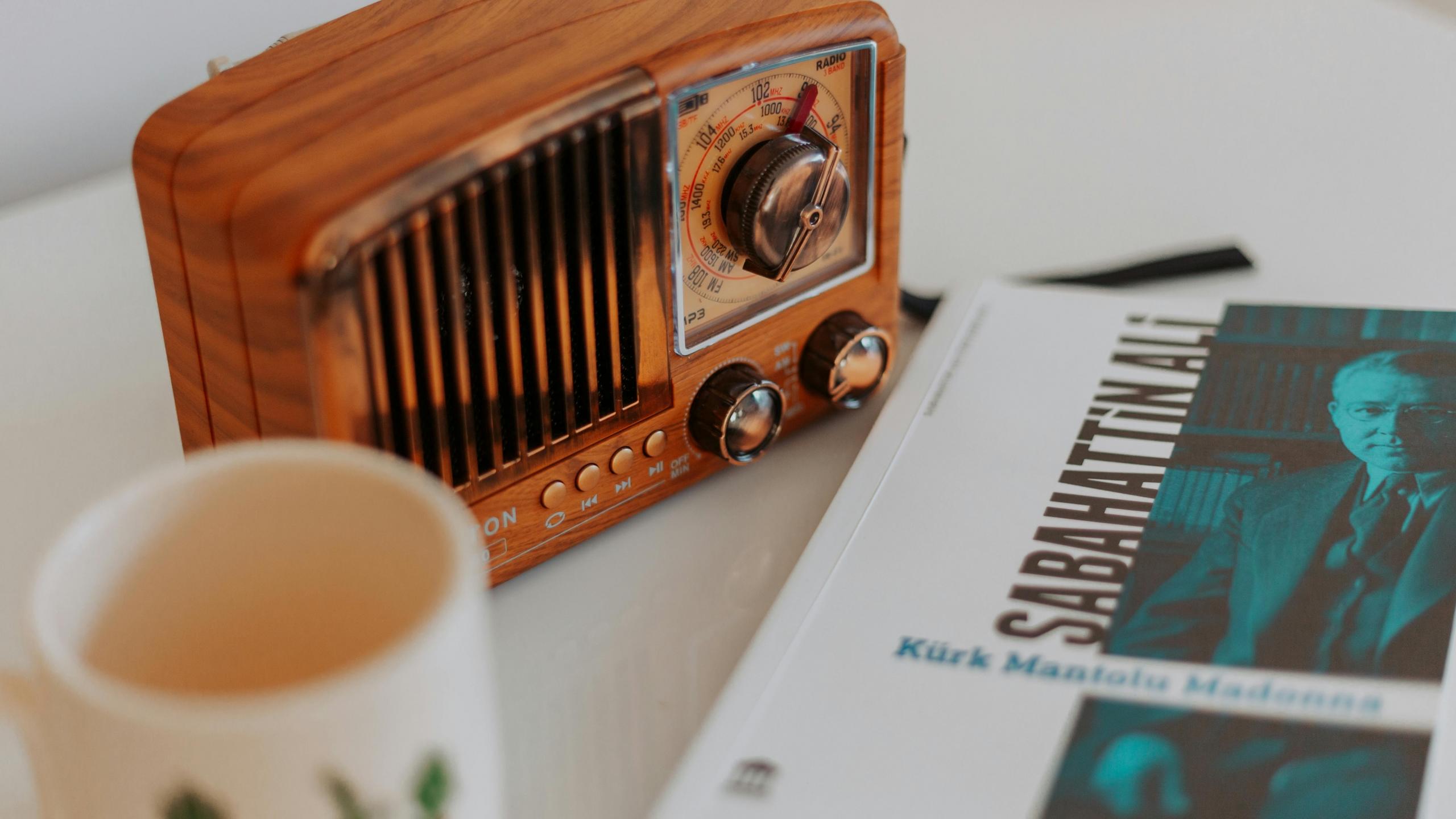 eski radyo, fincan ve kitap