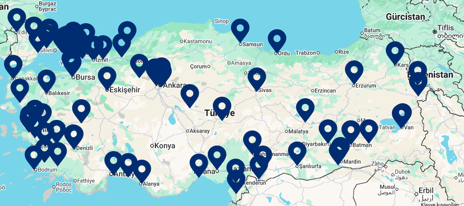 Fenerbahçe'nin futbol okullarının lokasyonları, iki boyutlu bir Türkiye haritasında işaretlendiği bir görsel.