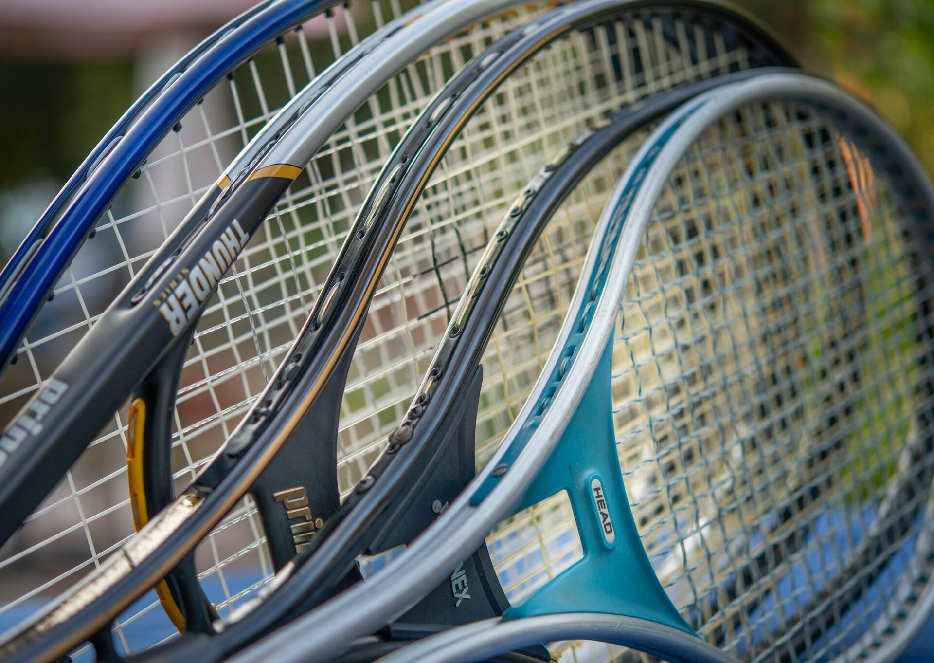 farklı kalınlık ve boyutlarda tenis raketleri