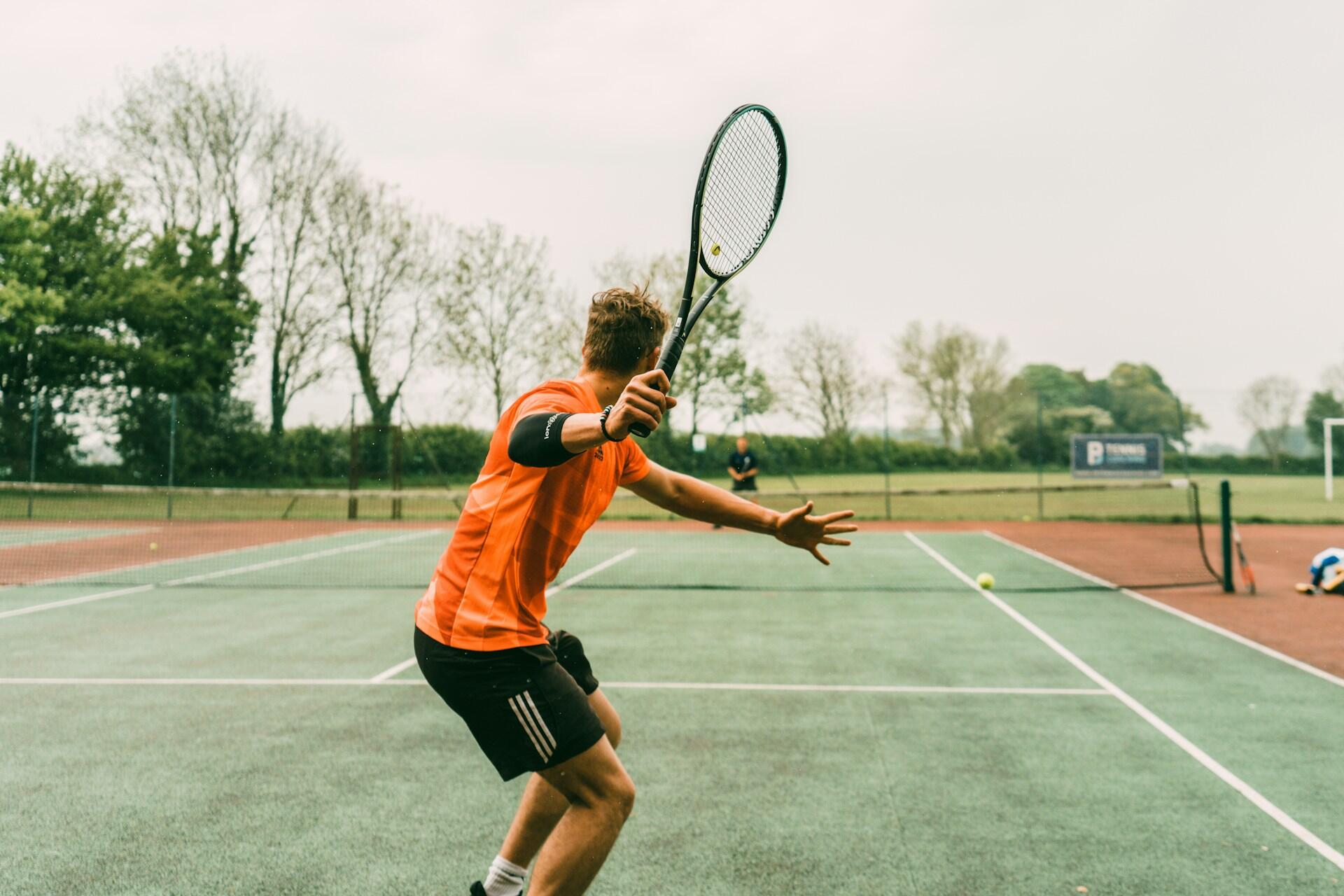 kort tenis oynayan tenisçi