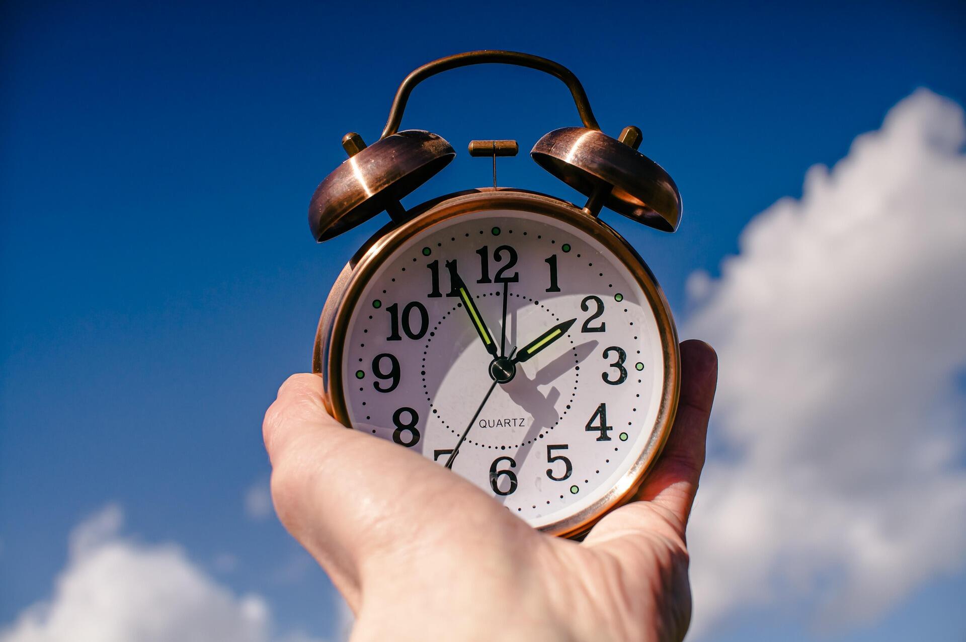 Almanca saatler konusu ve ilgili deyimler