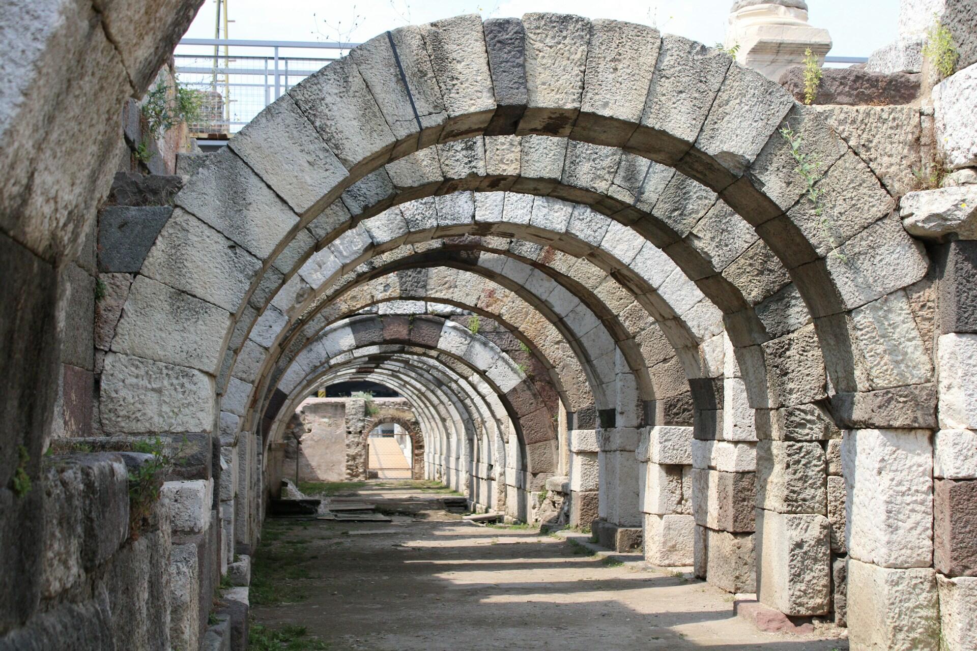 İzmir Agorası veya Smyrna Agorası, günümüzde İzmir'in Konak ilçesinde bulunan ve MÖ 4. yüzyılda kurulan agoradır. Kaynak: Unsplash