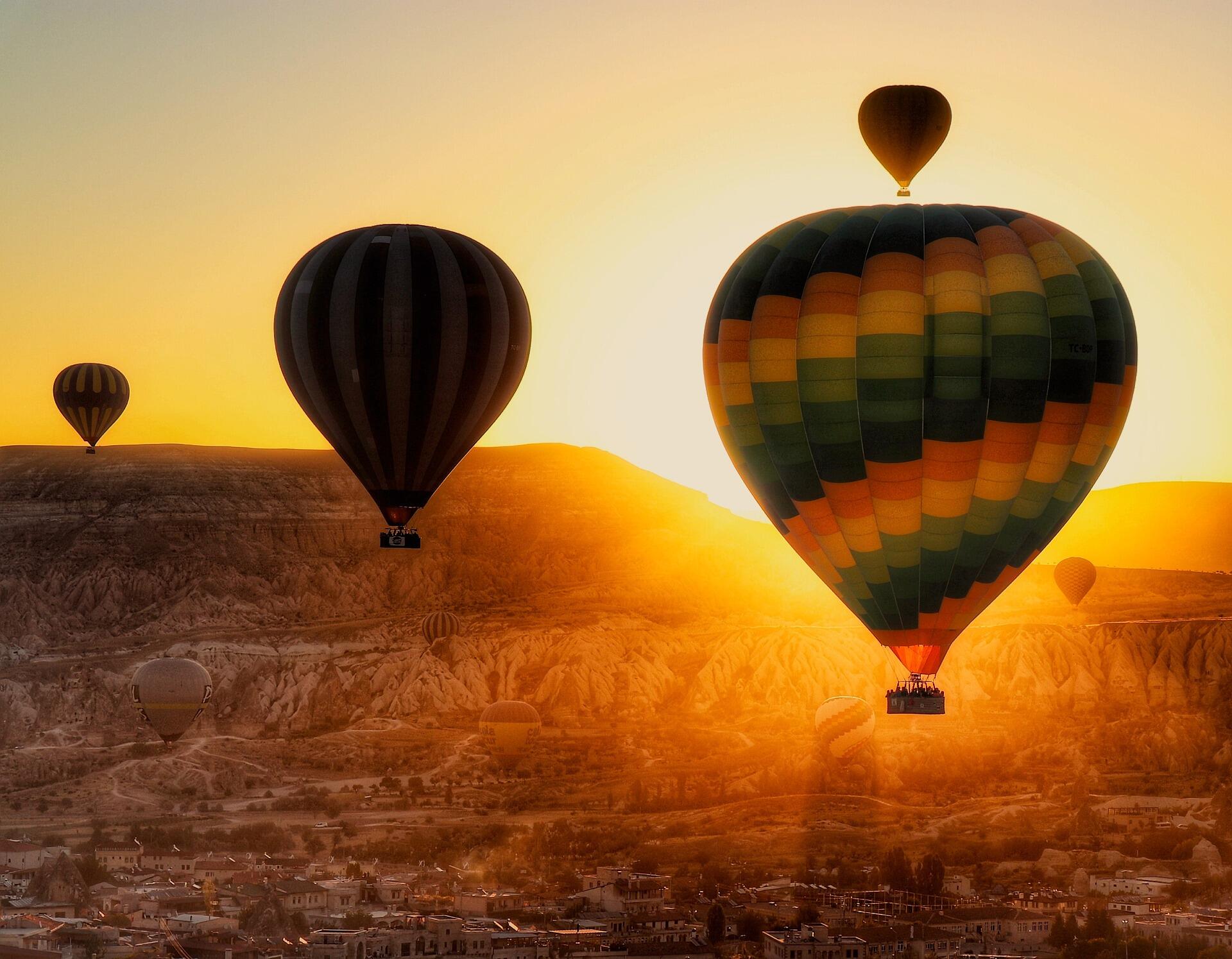 Sıcak Hava Balonları soğuk havalarda daha iyi performans sergilerler ve sıcak hava ile daha kolay yükselirler. Kaynak:Pixabay