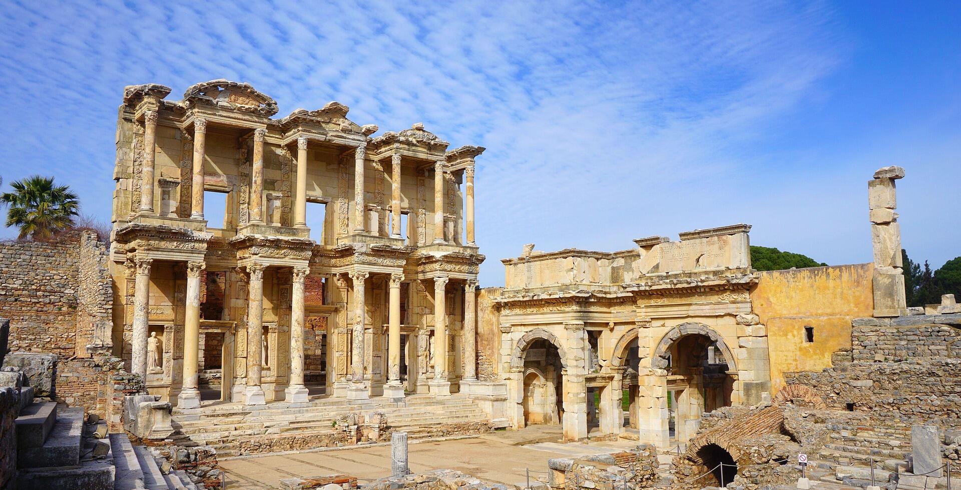 Doğu ile batı arasındaki bir liman kentidir İzmir Efes Antik Kenti. Kaynak: Pexels