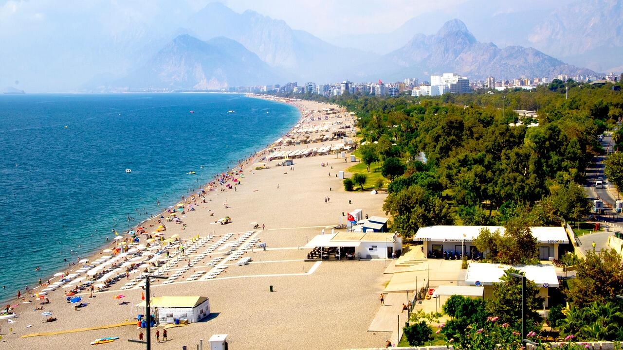 Konyaaltı Sahili, Lara Plajı ile birlikte Antalya'nın iki önemli sahilinden biridir. Kaynak: Pixabay