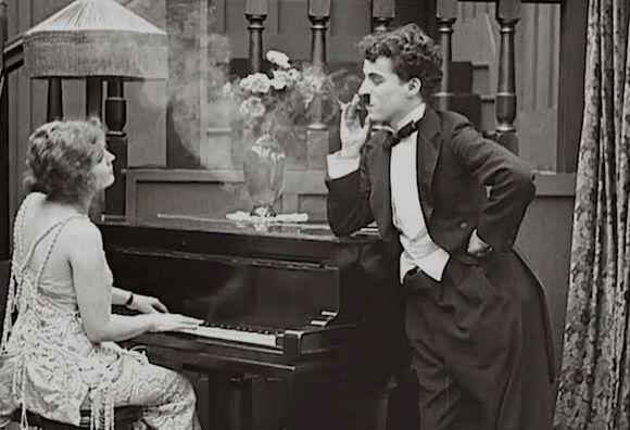 Charlie Chaplin'in sigara içerken çekilmiş bir fotoğrafı