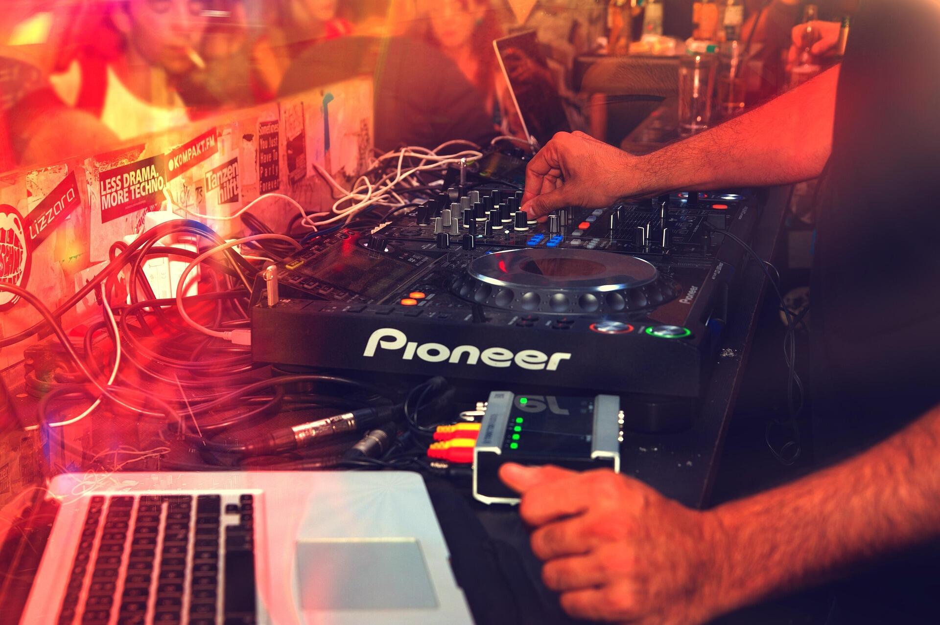 Bir Gece Kulübü atmosferinde DJ seti görüntüsü