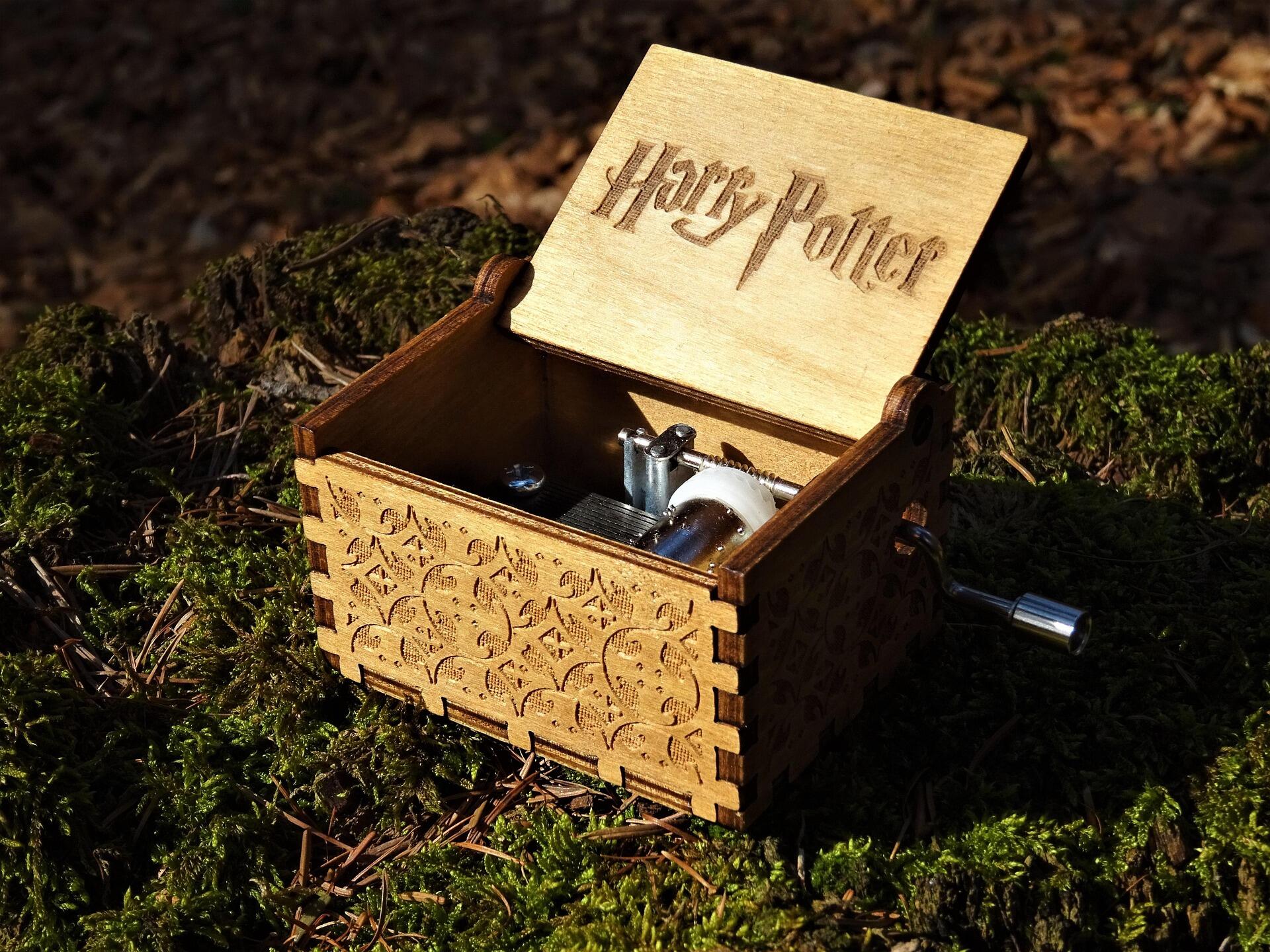 Kapağı açık Harry Potter yazılı bir sandık