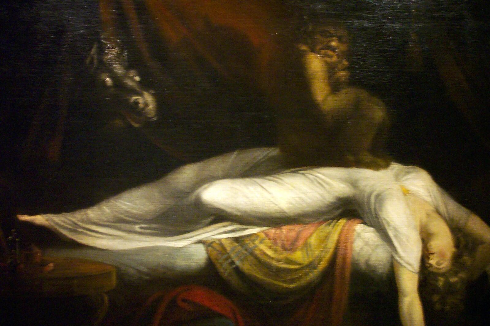 baygın bir şekilde yatan kadın ve odasında bir cinle at kafası