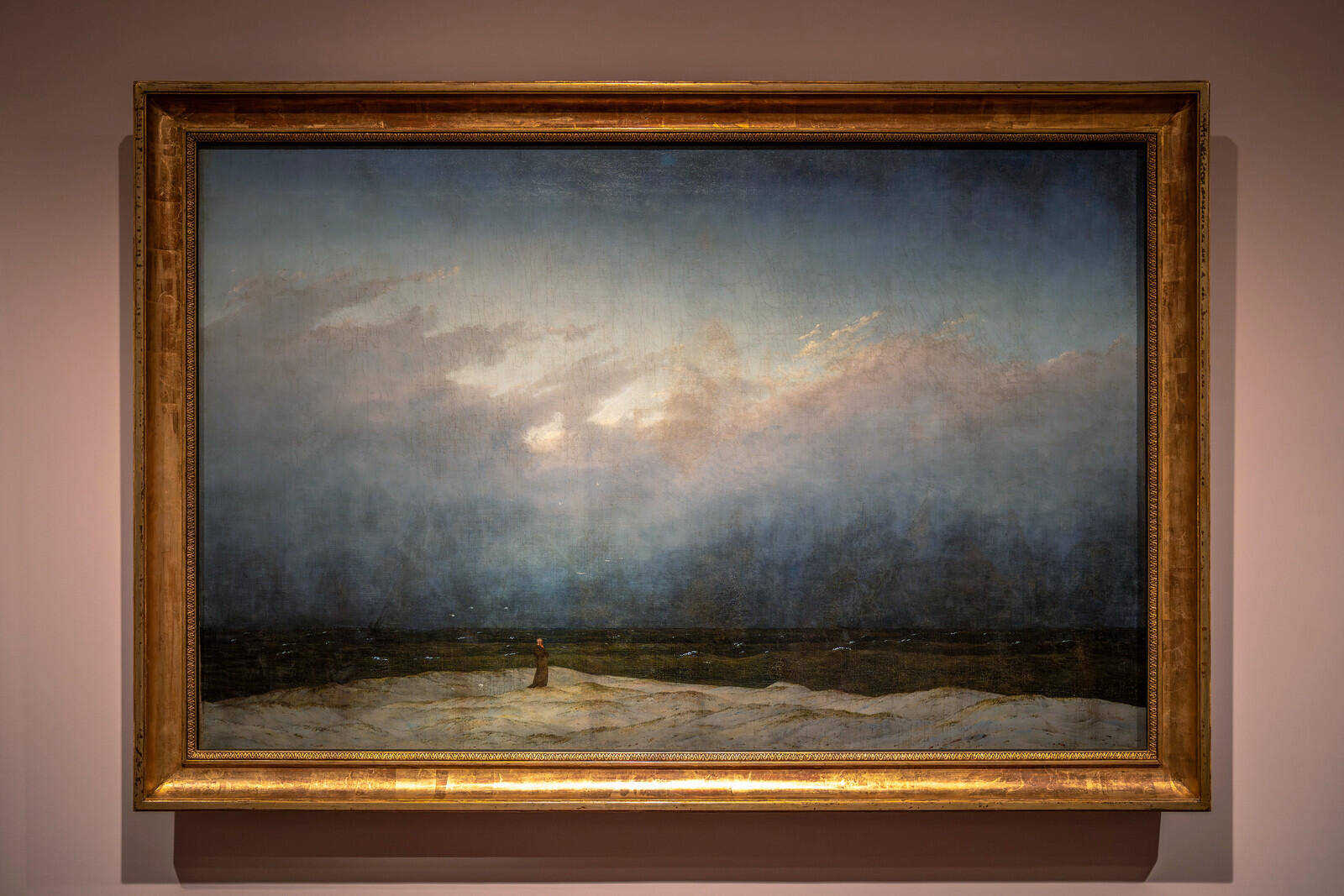 gökyüzü manzarası deniz ve uzakta bir adam silüeti