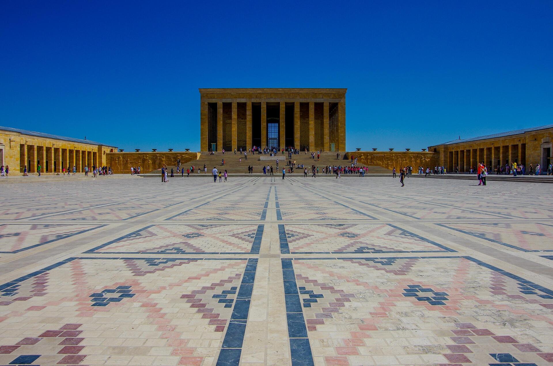 Anıtkabir, Türkiye Cumhuriyeti’nin kurucusu Mustafa Kemal Atatürk’ün anıt mezarıdır. Geniş tören alanı, geometrik desenli taş zemini ve görkemli sütunlarıyla dikkat çeker.
