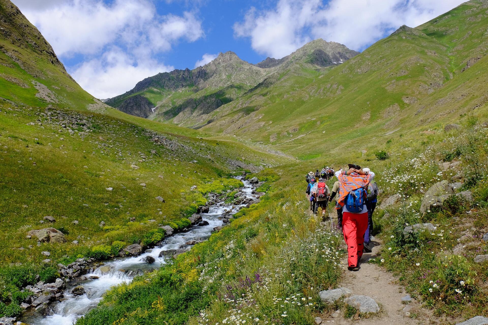 Dağlarda trekking(yürüyüş) yapan bir yürüyüşçü grubu