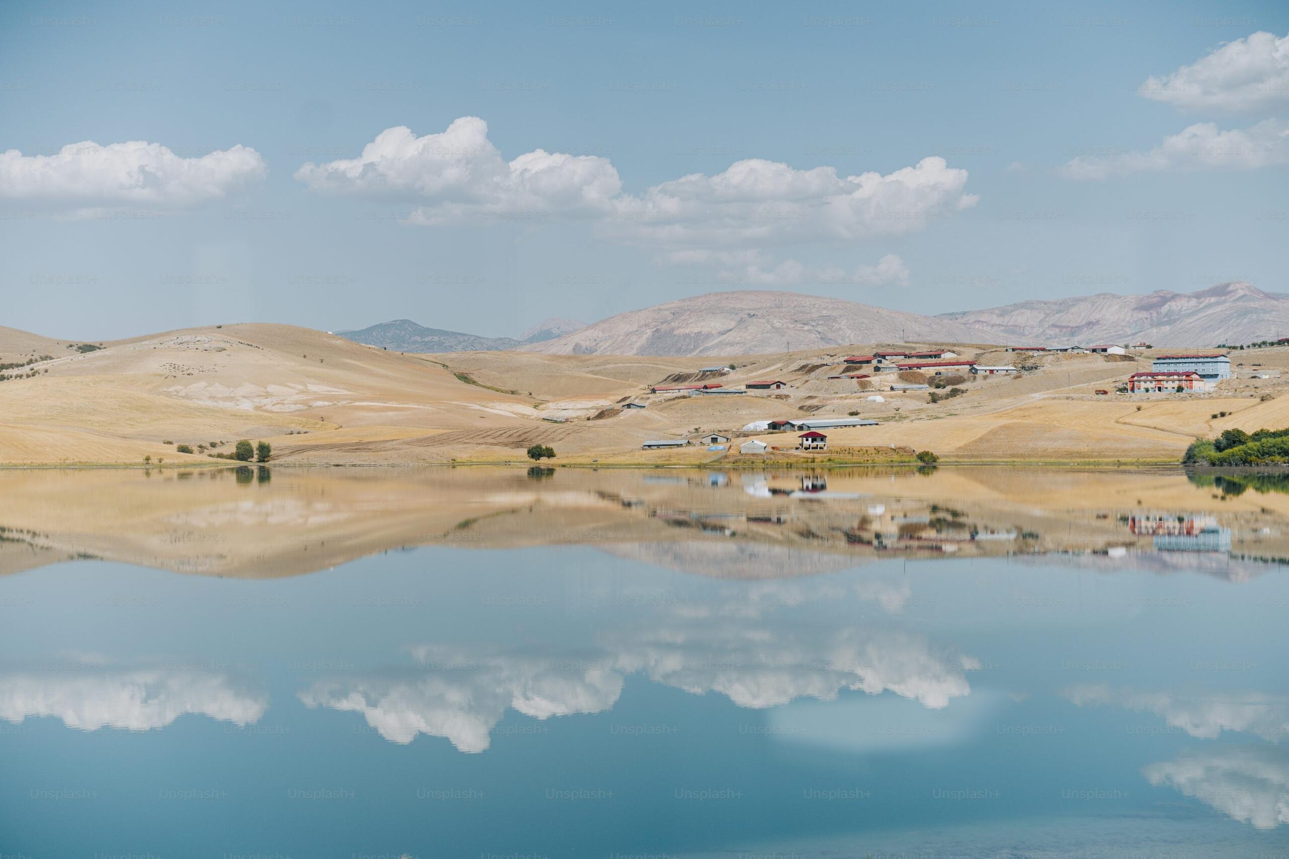 Fırat Nehri’nin Doğu Anadolu’da geniş vadiler arasında kıvrılarak aktığı, çevresinde tepeler ve bulutlu gökyüzüyle Türkiye akarsu haritasındaki en önemli nehirlerden birini gösteren doğal manzara.