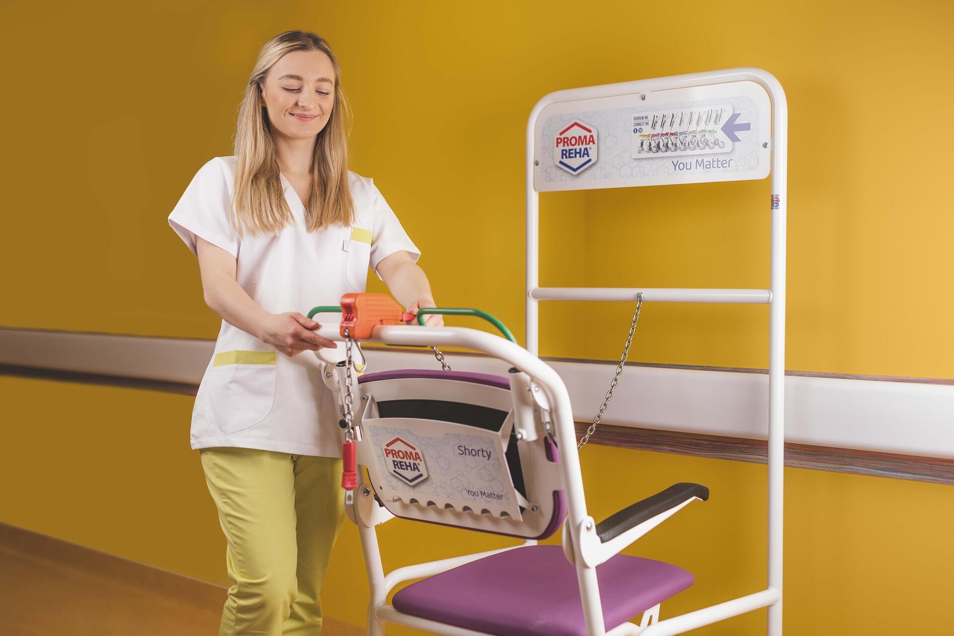 Ayakta ellerini sandalyenin üst kısmına koyarak duran bir hemşire