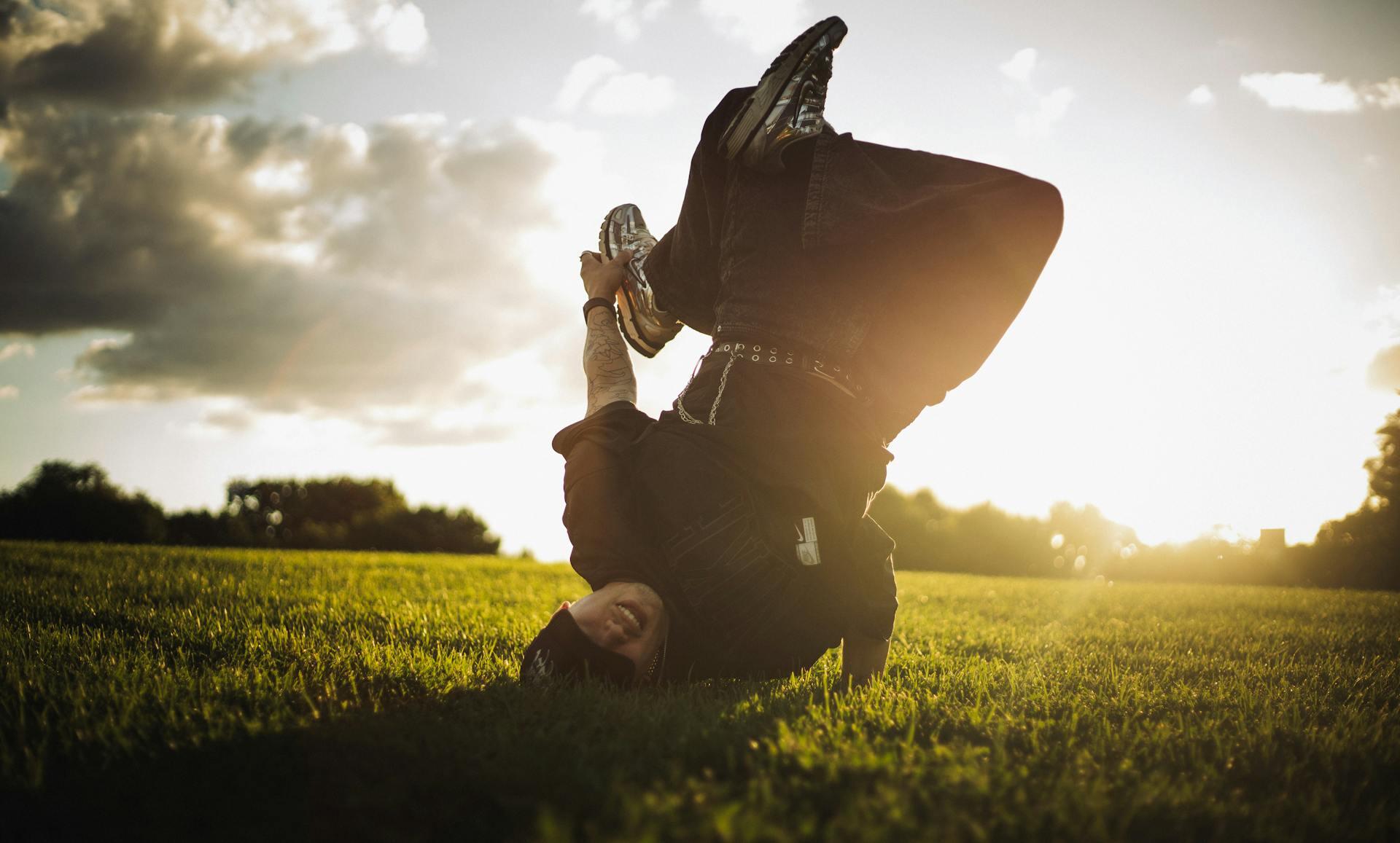 çimlerin üstünde hiphop dansı yapan bir erkek