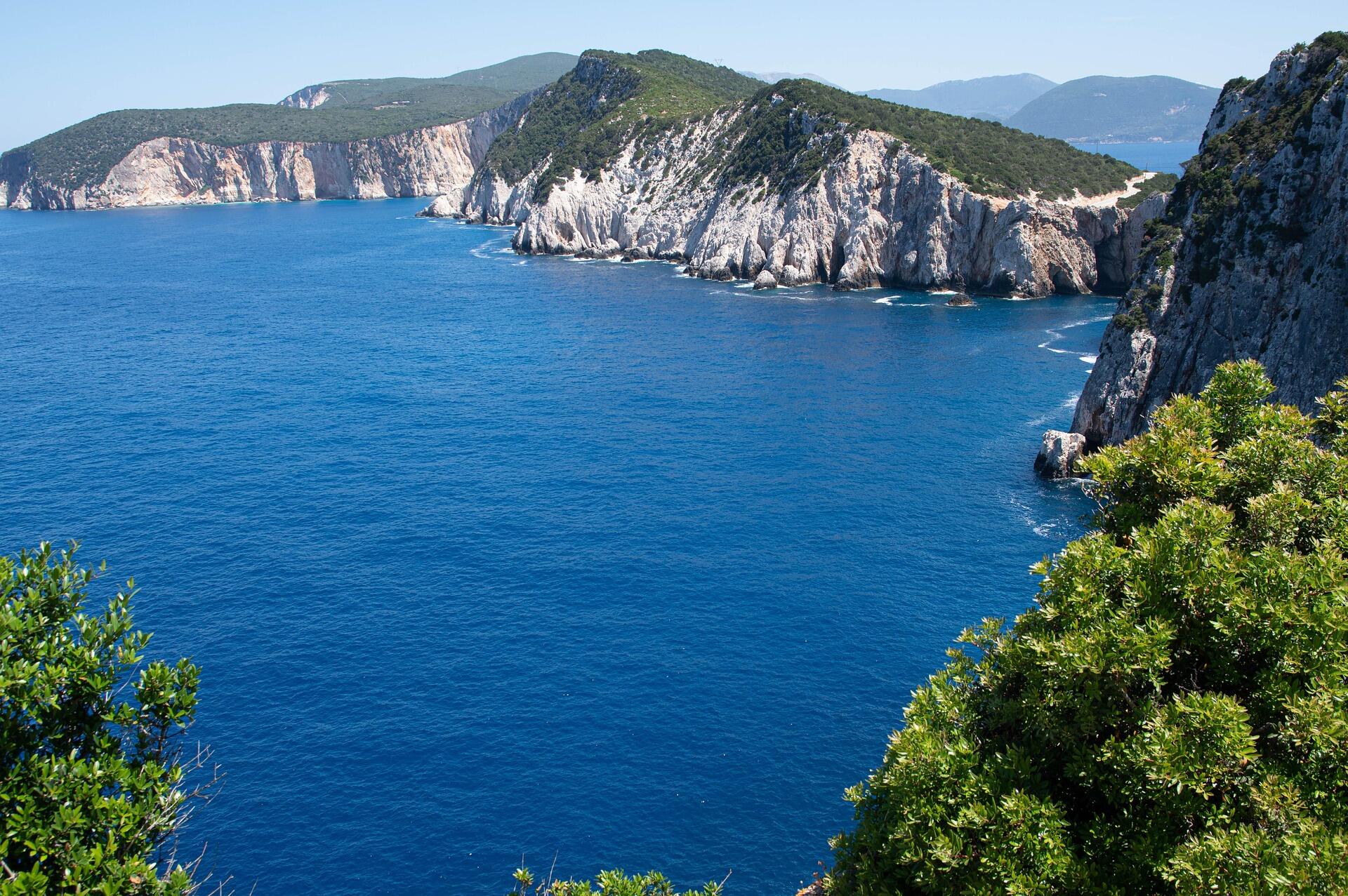yüksek bir tepeden dağ ve denizin buluştuğu ikonik bir görüntü