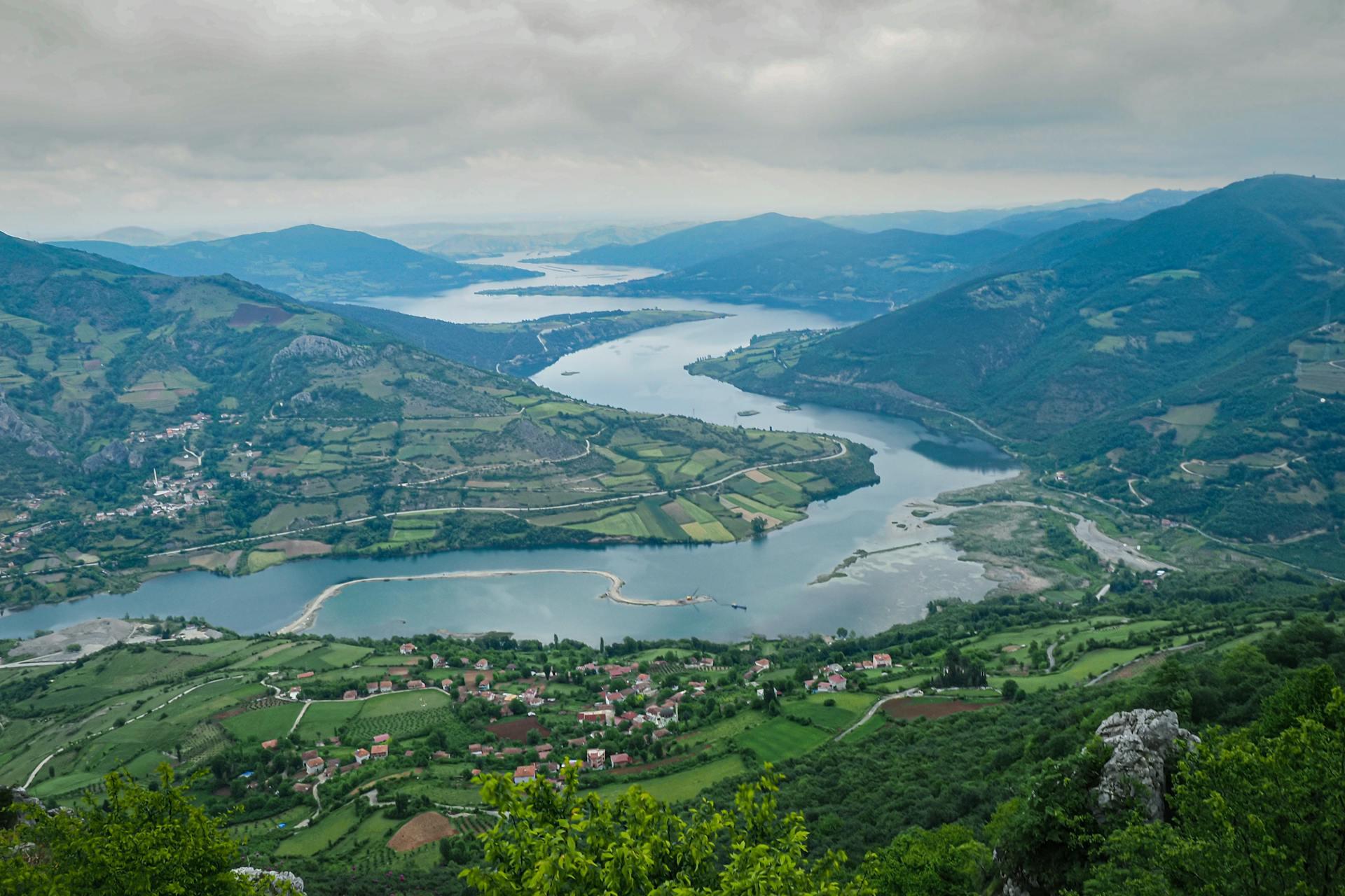 Kızılırmak Nehri’nin Samsun yakınlarında vadiler arasında akışı, çevresi yeşil tepelerle kaplı Karadeniz manzarasıyla Türkiye akarsu haritasındaki en önemli nehirlerden birini gösteriyor.