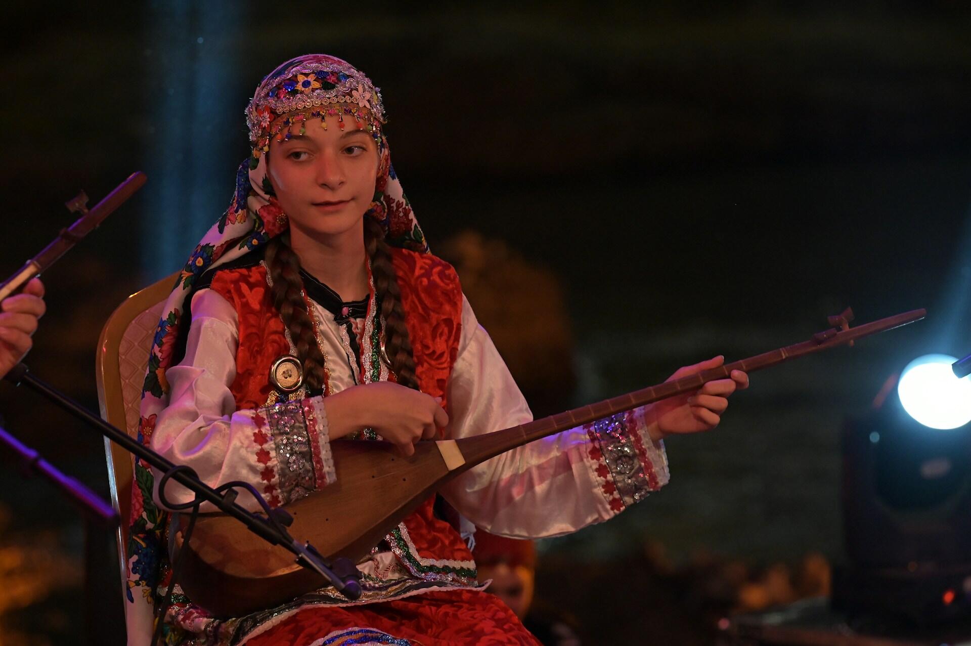 saz çalan yöresel kız