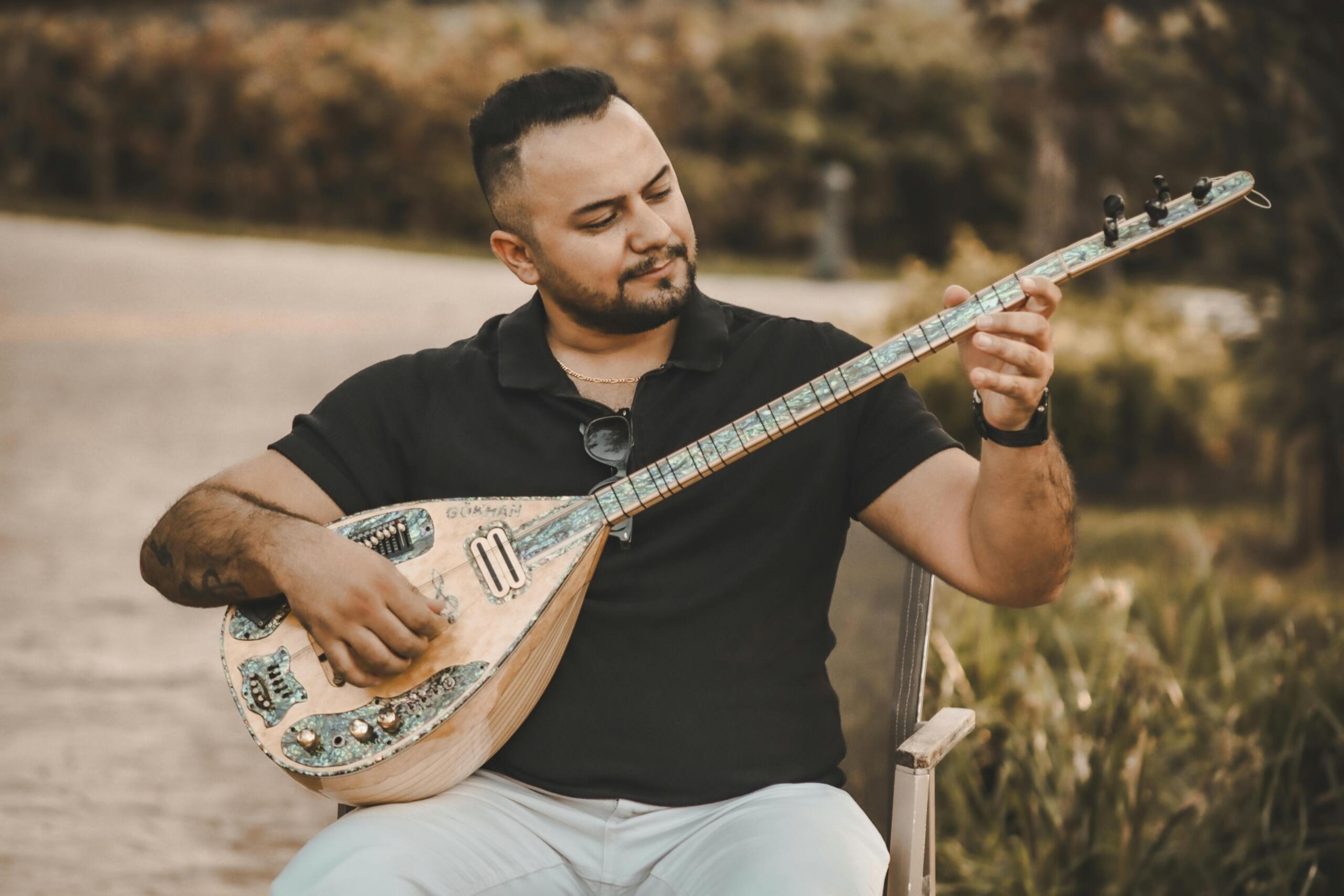 saz çalan sakallı adam