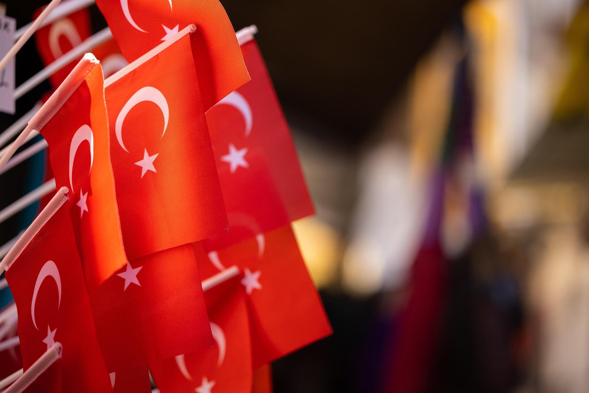 Türk bayraklarının yan yana asıldığı bir stantta, Türkiye’nin kültürünü ve ulusal gururunu simgeleyen kırmızı beyaz bayraklar.